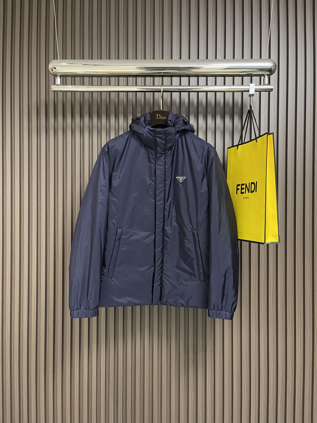 🛒🛒Prada 2025ss早秋新款连帽羽绒服外套，秋季爆款三角金属logo羽绒外套，90白鸭绒 穿上就