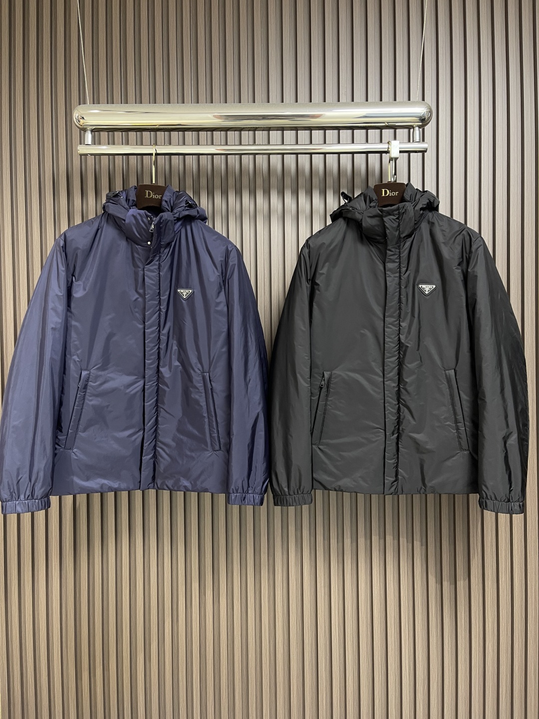 🛒🛒Prada 2025ss早秋新款连帽羽绒服外套，秋季爆款三角金属logo羽绒外套，90白鸭绒 穿上就