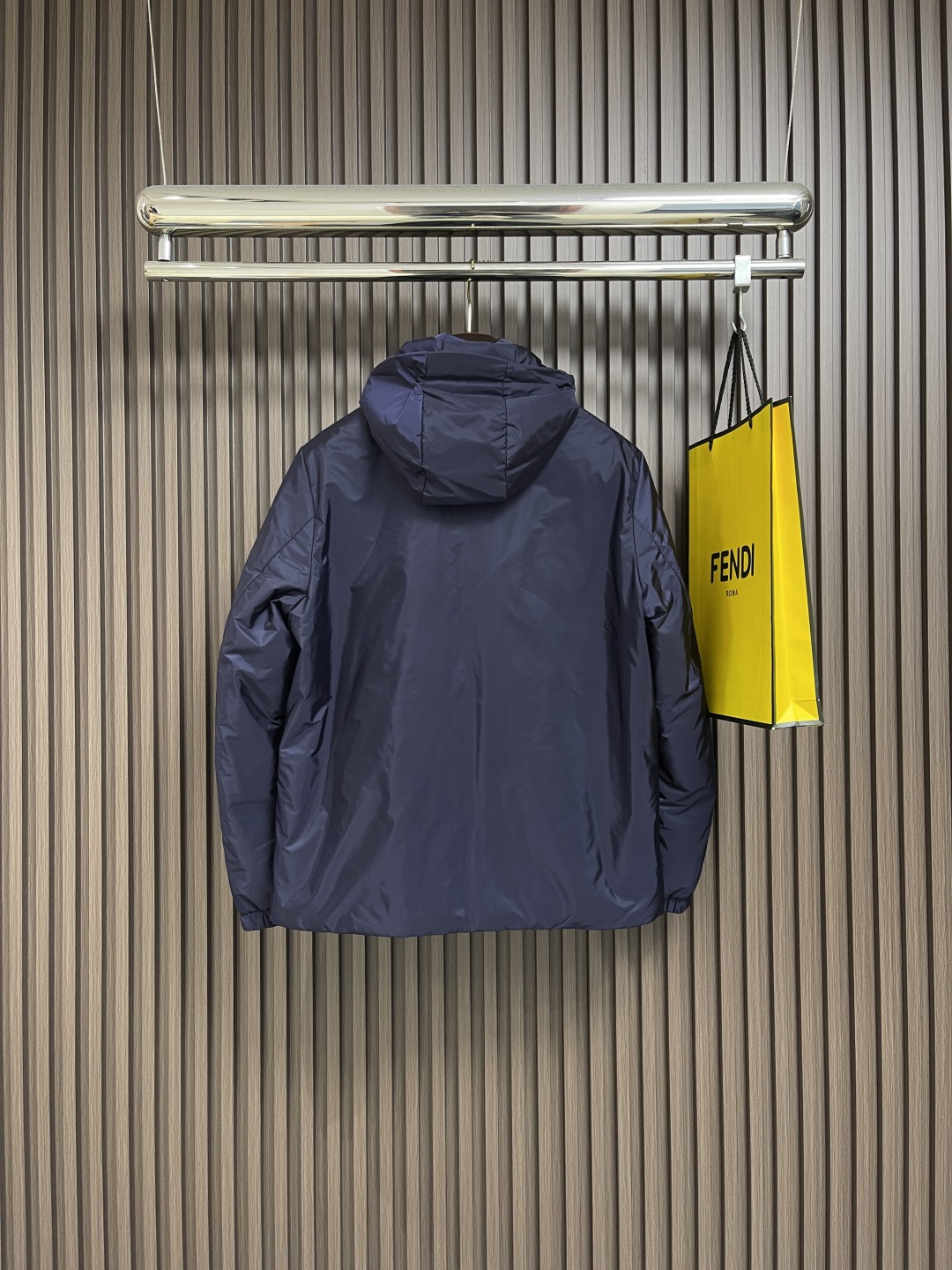 🛒🛒Prada 2025ss早秋新款连帽羽绒服外套，秋季爆款三角金属logo羽绒外套，90白鸭绒 穿上就