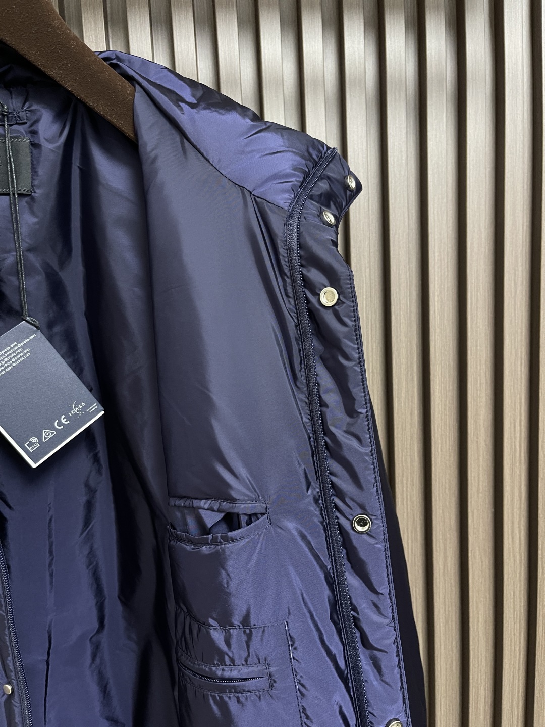 🛒🛒Prada 2025ss早秋新款连帽羽绒服外套，秋季爆款三角金属logo羽绒外套，90白鸭绒 穿上就