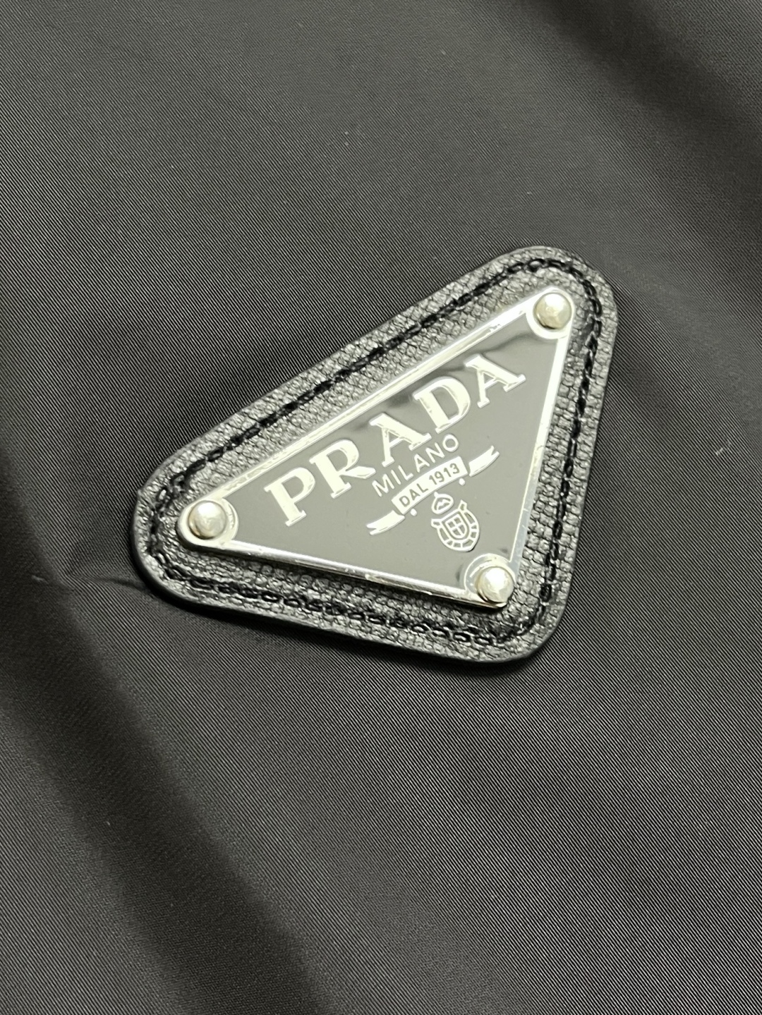🛒🛒Prada 2025ss早秋新款连帽羽绒服外套，秋季爆款三角金属logo羽绒外套，90白鸭绒 穿上就