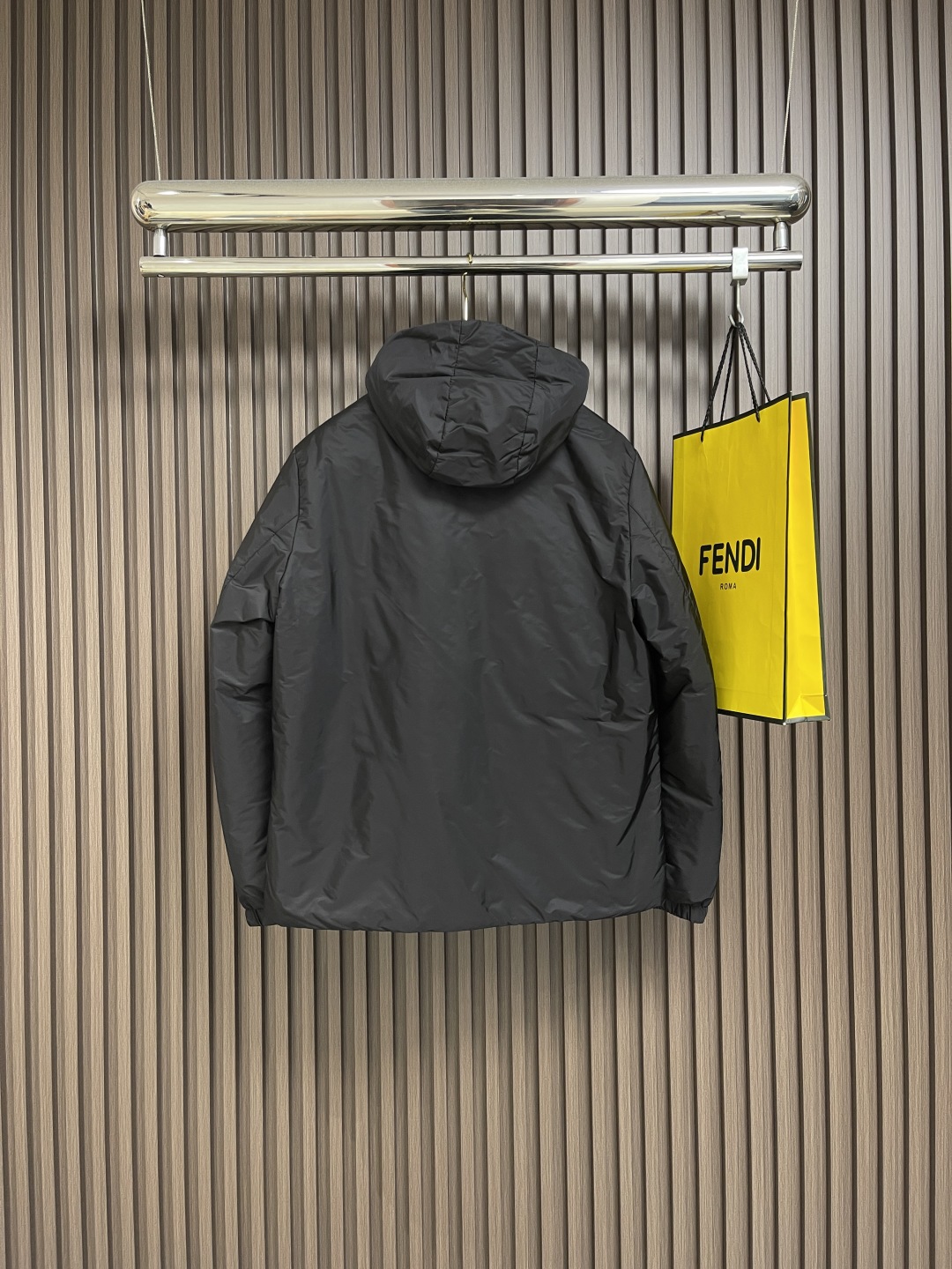 🛒🛒Prada 2025ss早秋新款连帽羽绒服外套，秋季爆款三角金属logo羽绒外套，90白鸭绒 穿上就