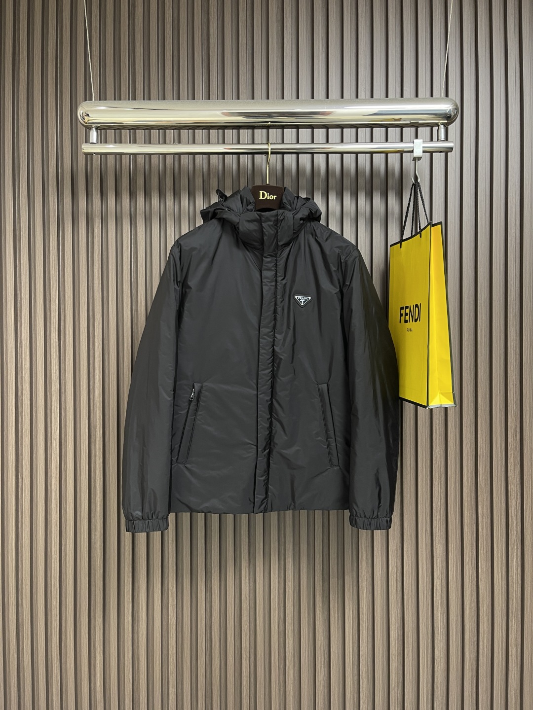 🛒🛒Prada 2025ss早秋新款连帽羽绒服外套，秋季爆款三角金属logo羽绒外套，90白鸭绒 穿上就