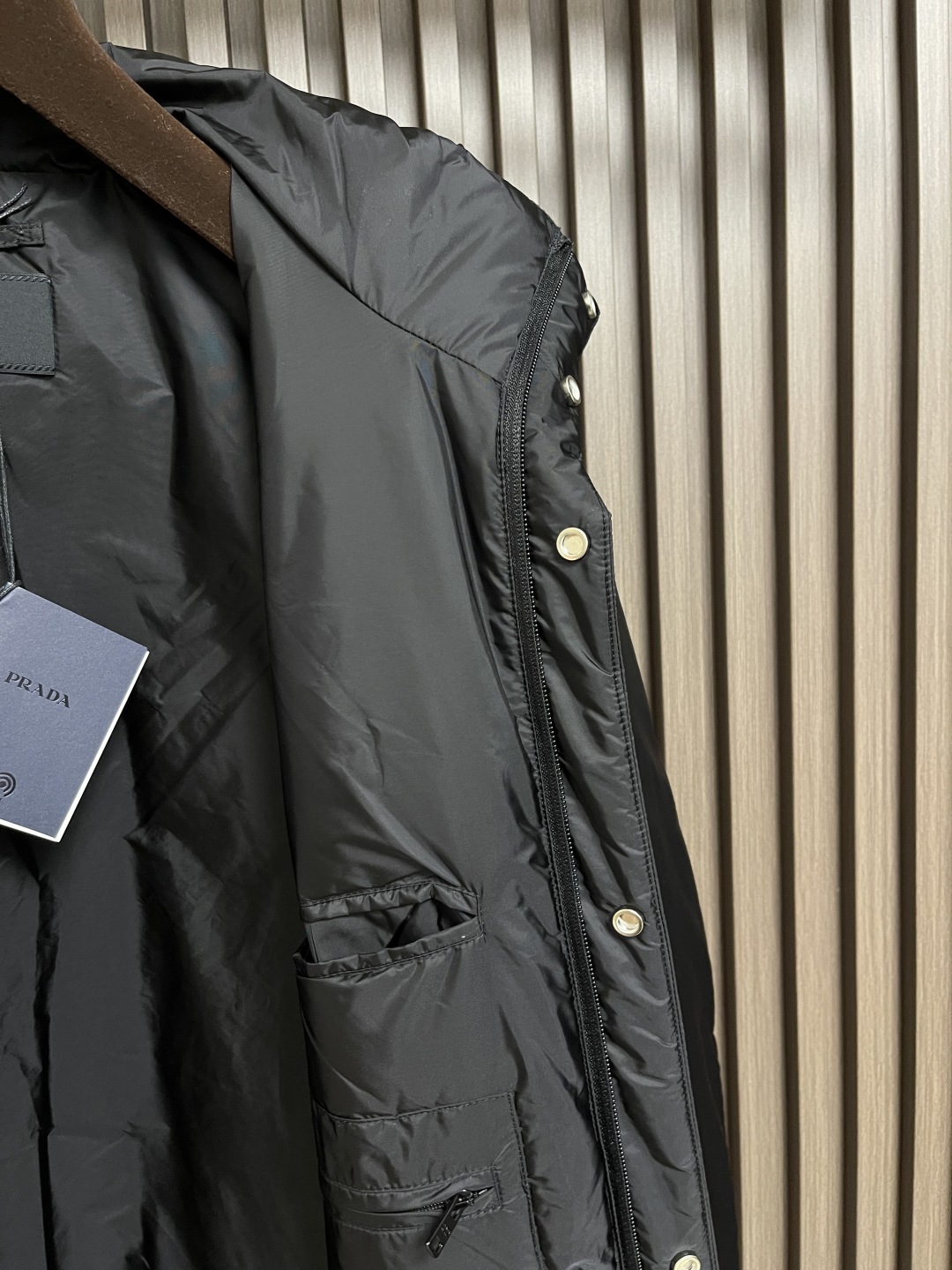 🛒🛒Prada 2025ss早秋新款连帽羽绒服外套，秋季爆款三角金属logo羽绒外套，90白鸭绒 穿上就