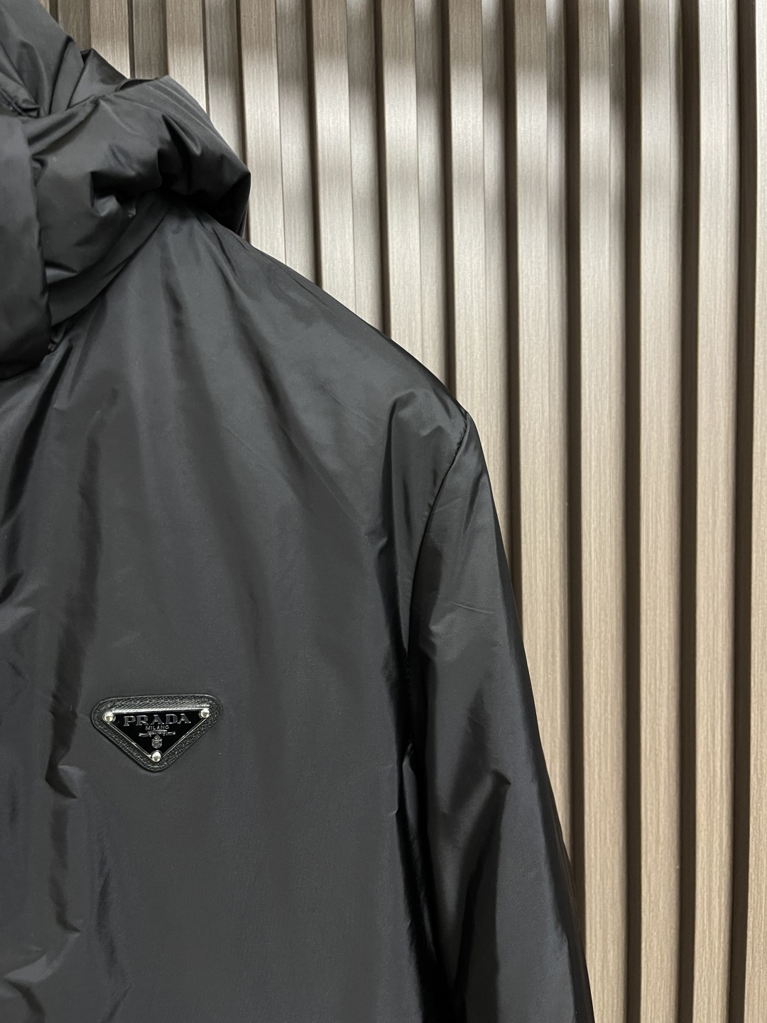 🛒🛒Prada 2025ss早秋新款连帽羽绒服外套，秋季爆款三角金属logo羽绒外套，90白鸭绒 穿上就
