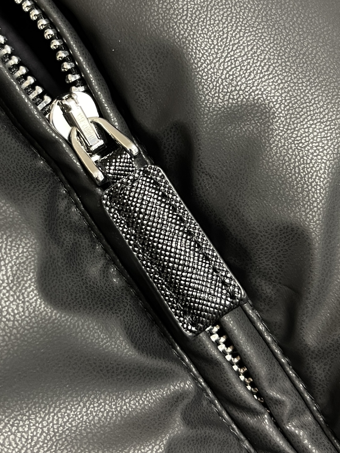🛒🛒Prada 2025fw秋冬新款三角标识logo无袖马甲羽绒夹克！高端环保皮革面料制成，皮质表面细腻