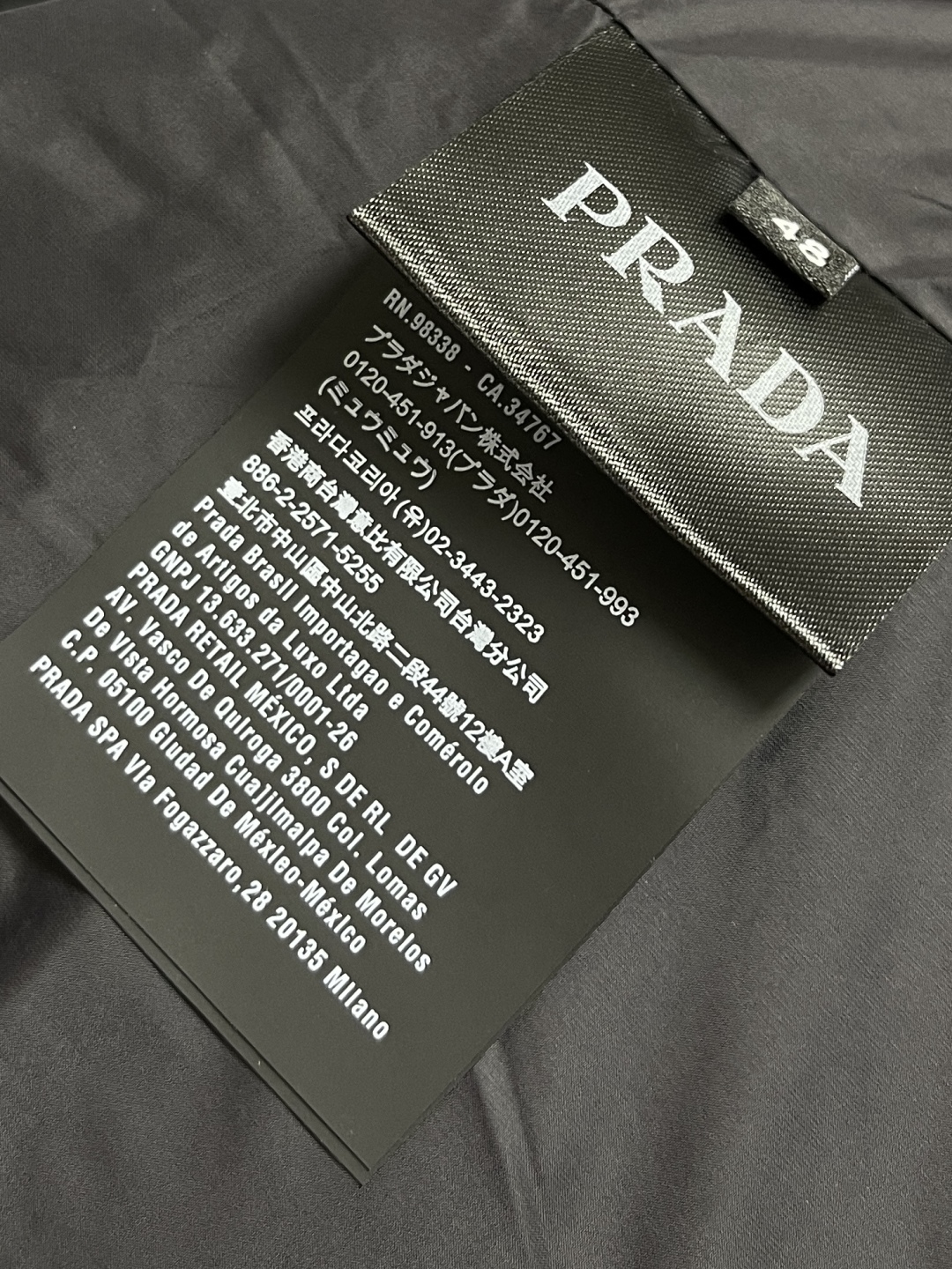 🛒🛒Prada 2025fw秋冬新款三角标识logo无袖马甲羽绒夹克！高端环保皮革面料制成，皮质表面细腻