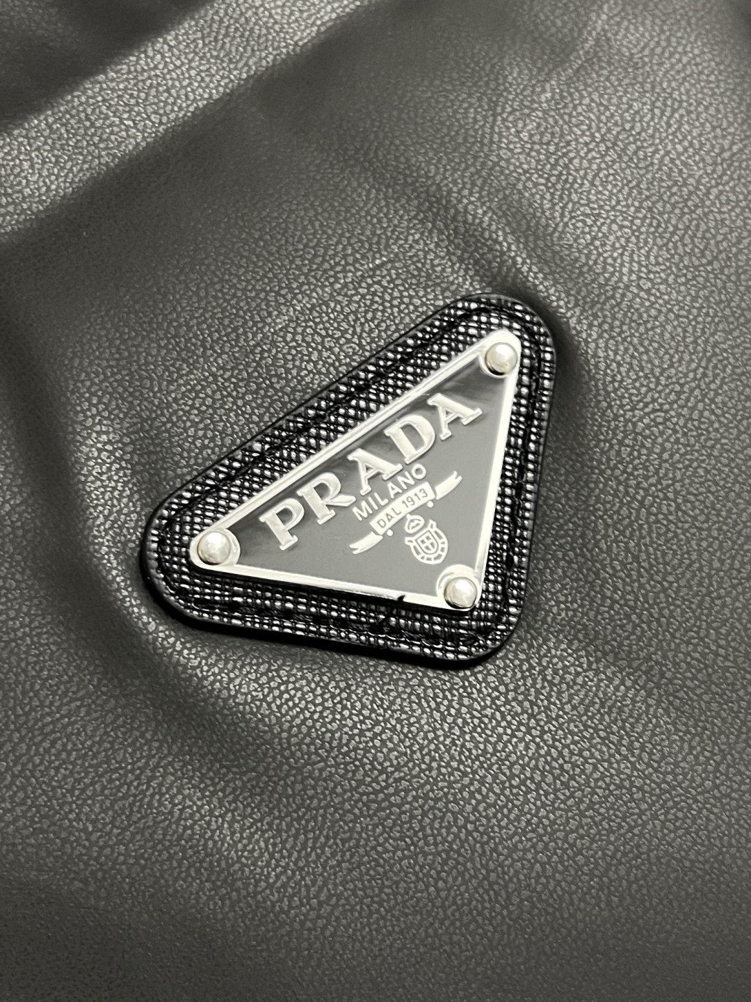🛒🛒Prada 2025fw秋冬新款三角标识logo无袖马甲羽绒夹克！高端环保皮革面料制成，皮质表面细腻