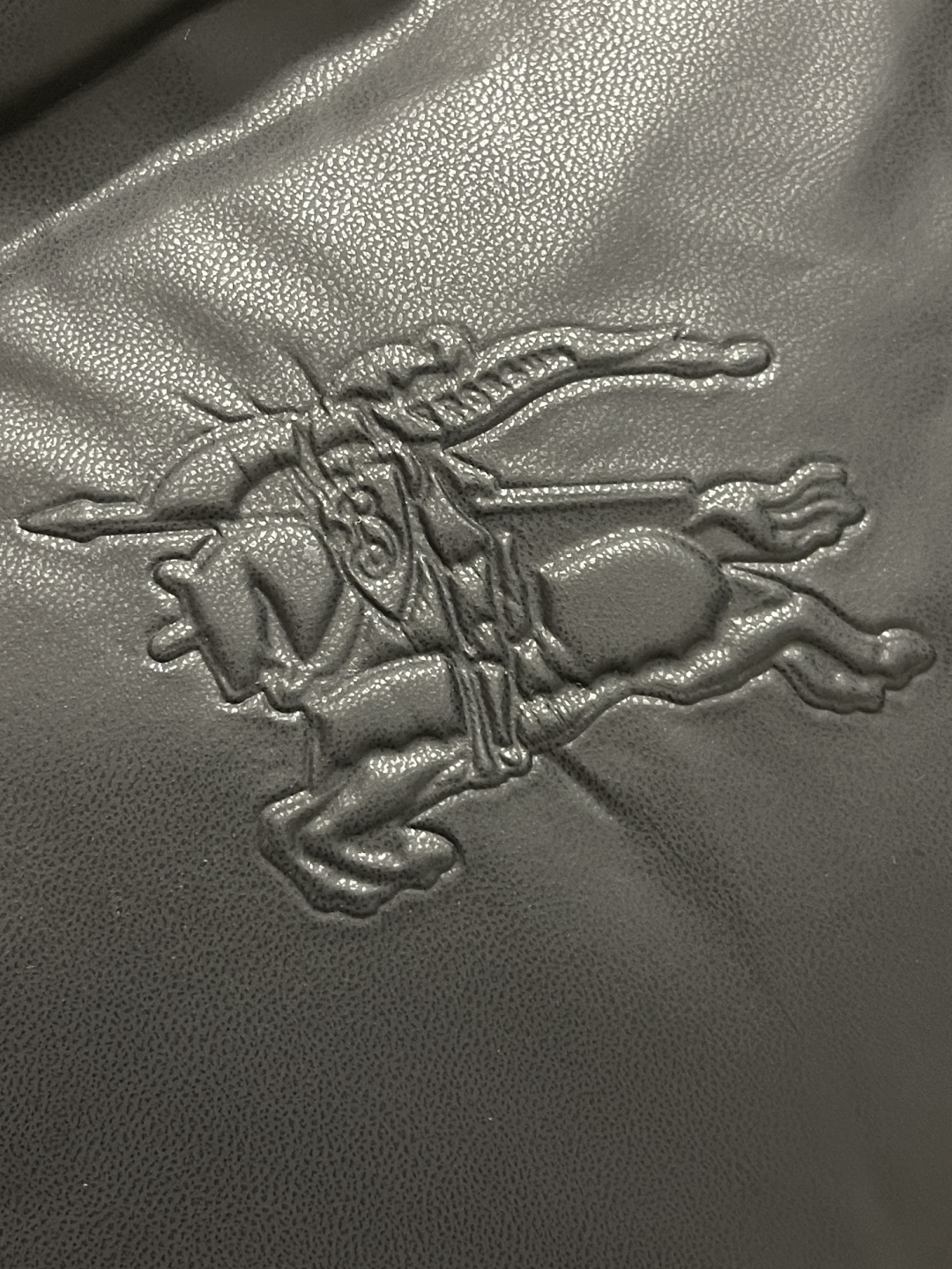 🛒🛒burberry 战马徽标连帽羽绒服，适合各种户外活动和日常穿着。 具有良好的透气性和耐磨性，内里填