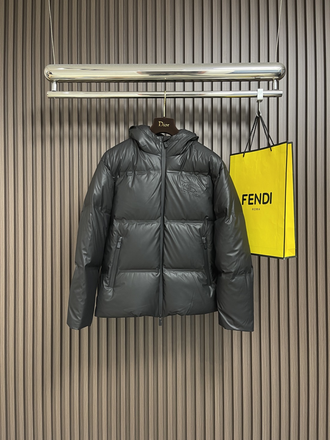 🛒🛒burberry 战马徽标连帽羽绒服，适合各种户外活动和日常穿着。 具有良好的透气性和耐磨性，内里填