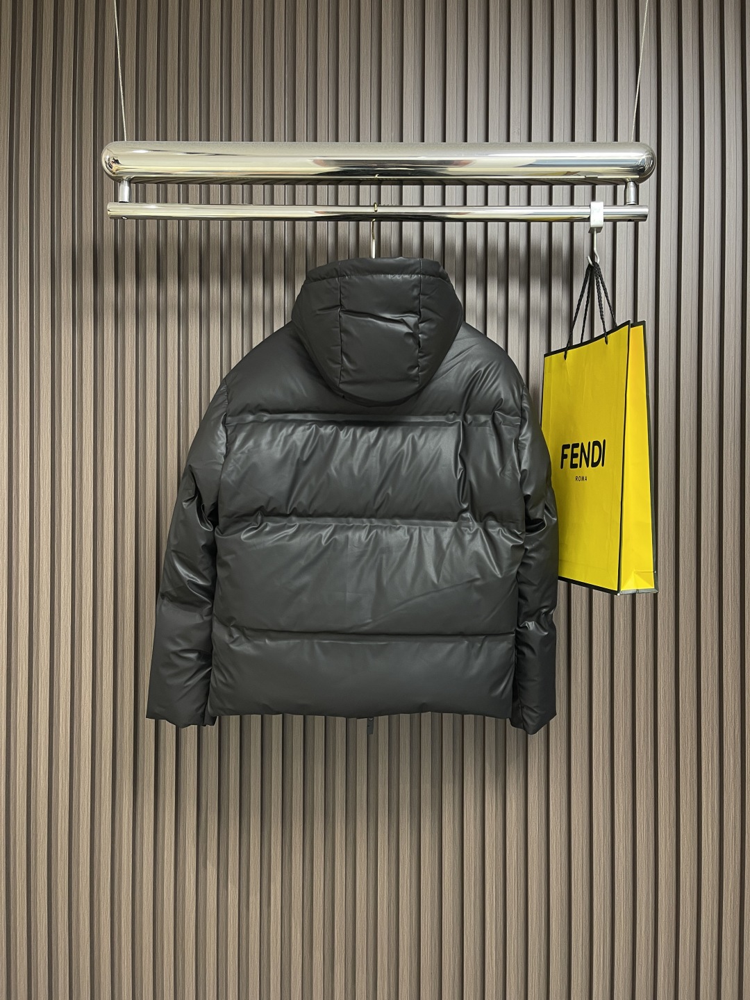🛒🛒burberry 战马徽标连帽羽绒服，适合各种户外活动和日常穿着。 具有良好的透气性和耐磨性，内里填