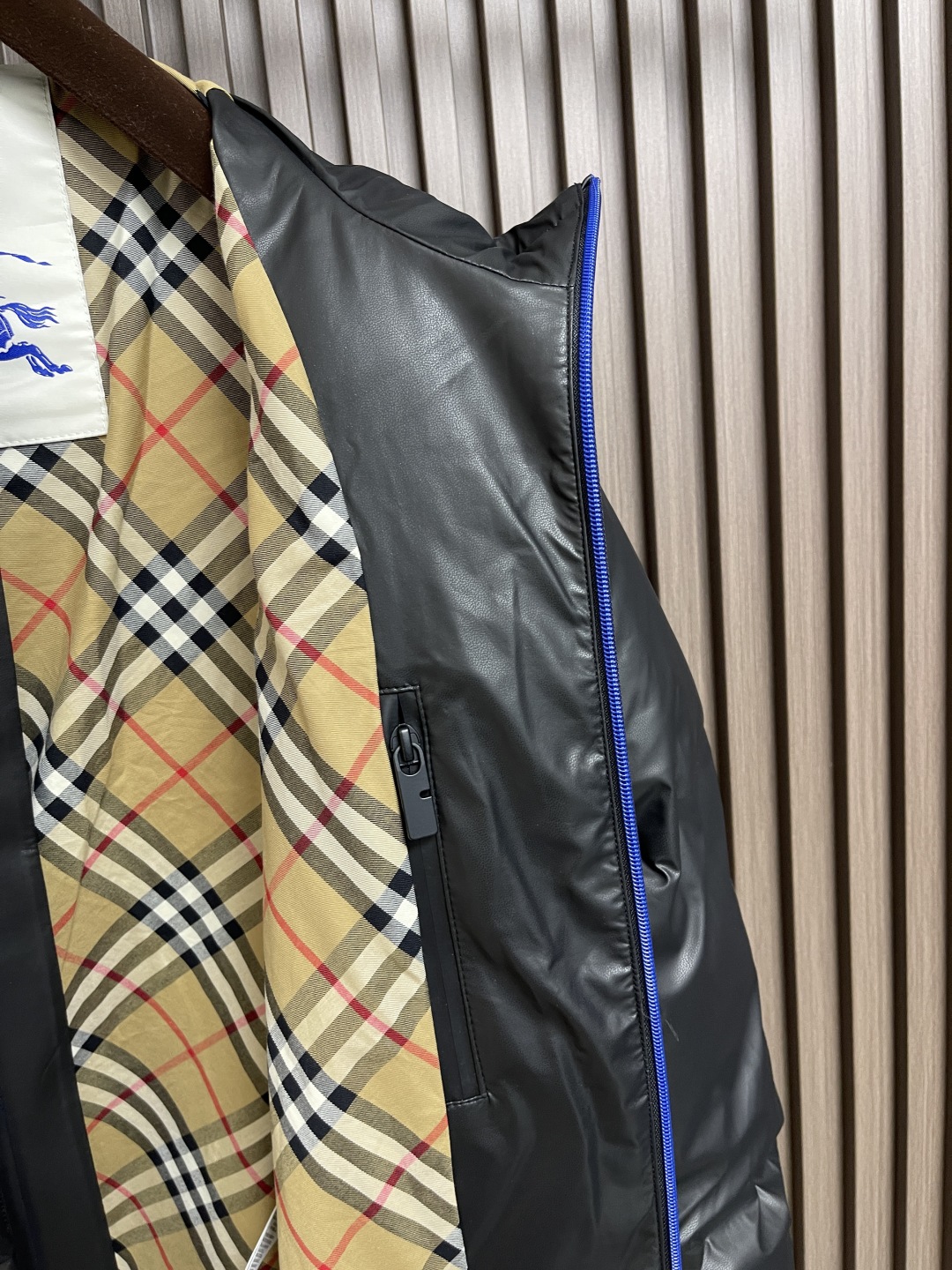 🛒🛒burberry 战马徽标连帽羽绒服，适合各种户外活动和日常穿着。 具有良好的透气性和耐磨性，内里填