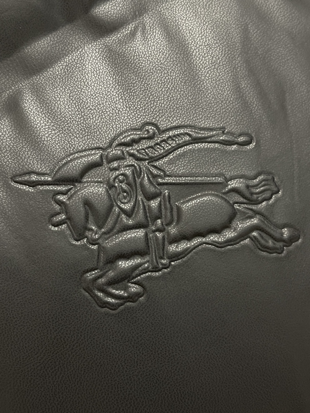 🛒🛒burberry 战马徽标立领羽绒服，适合各种户外活动和日常穿着。 具有良好的透气性和耐磨性，内里填