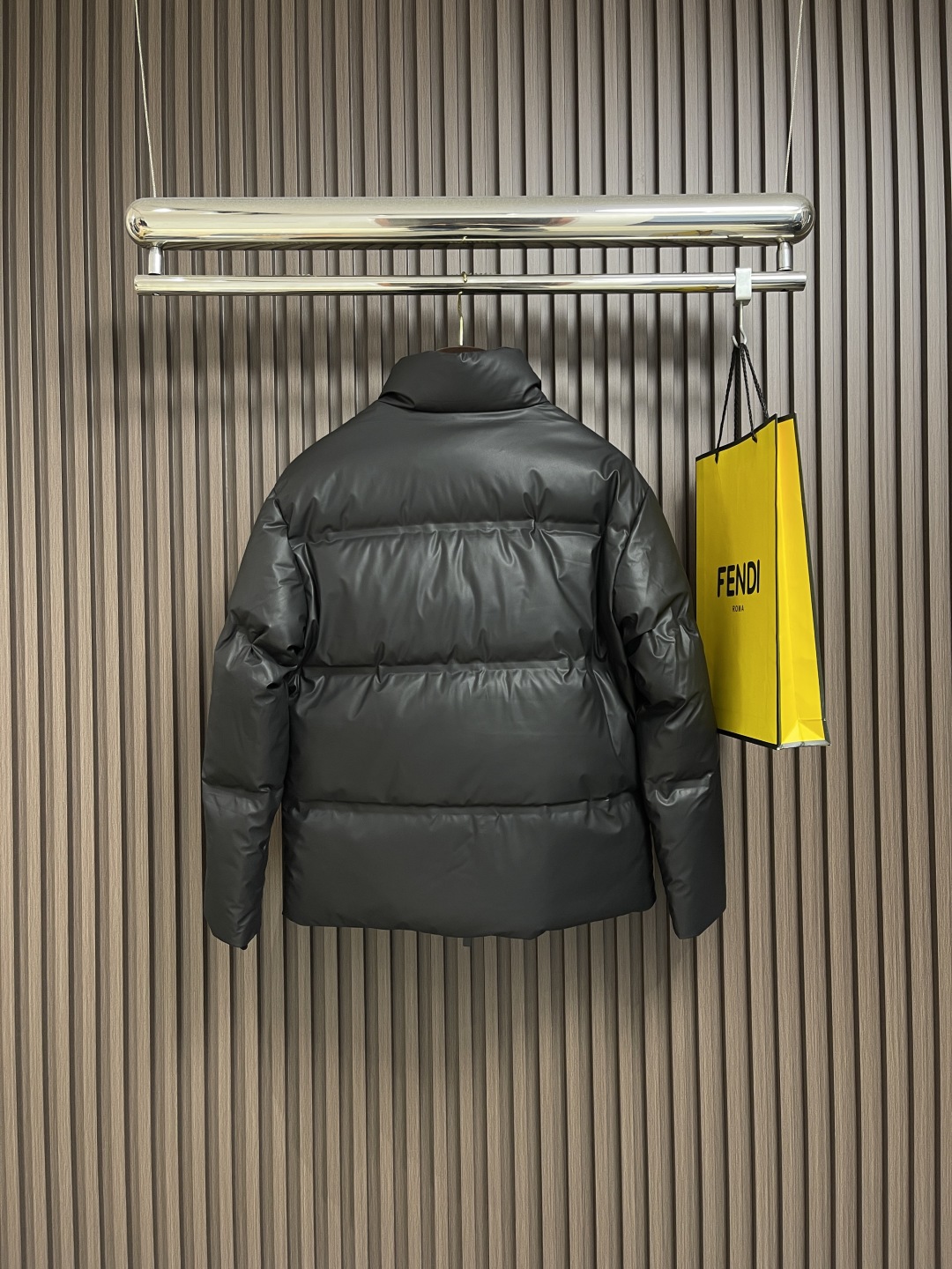 🛒🛒burberry 战马徽标立领羽绒服，适合各种户外活动和日常穿着。 具有良好的透气性和耐磨性，内里填