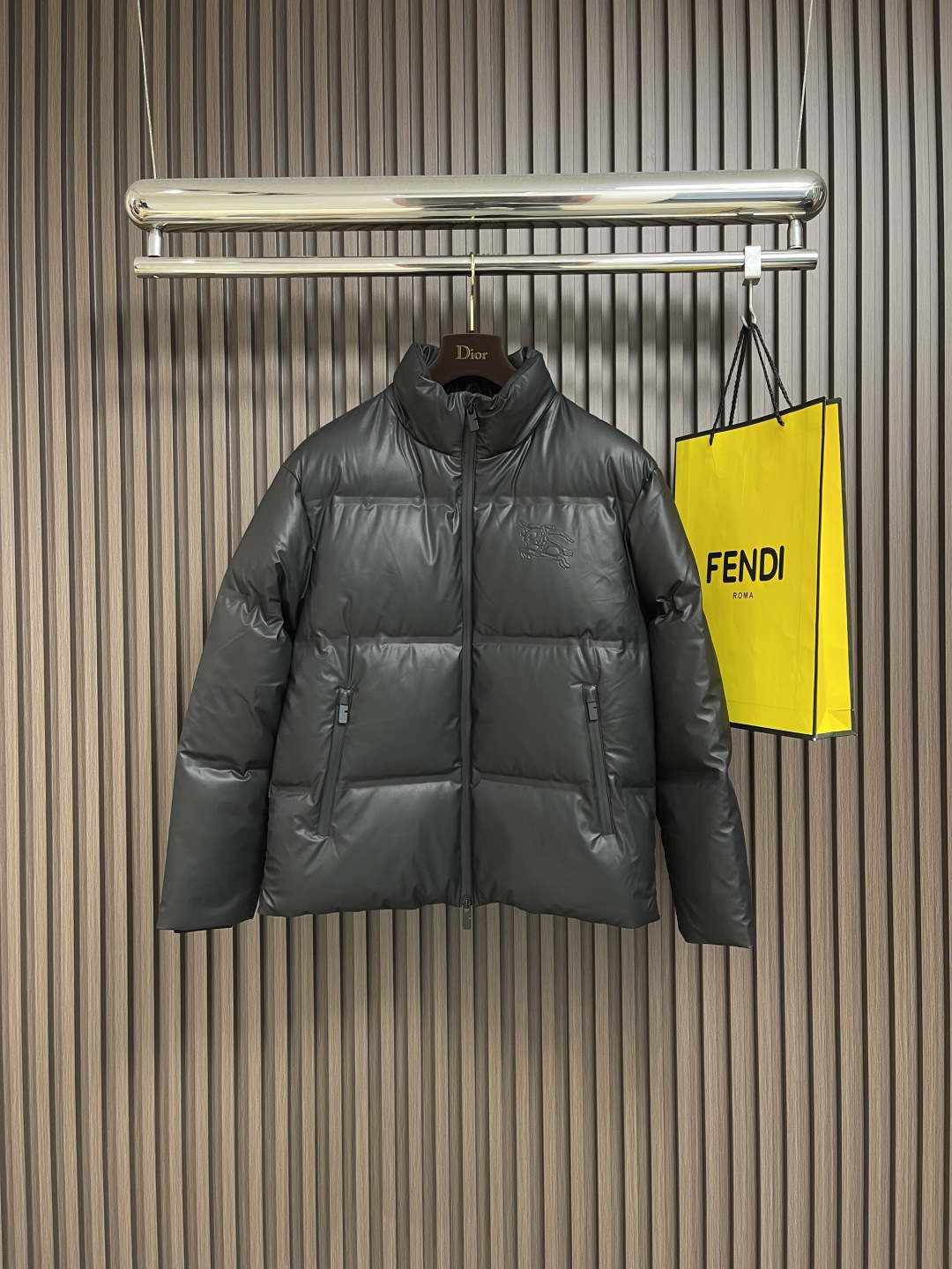 🛒🛒burberry 战马徽标立领羽绒服，适合各种户外活动和日常穿着。 具有良好的透气性和耐磨性，内里填