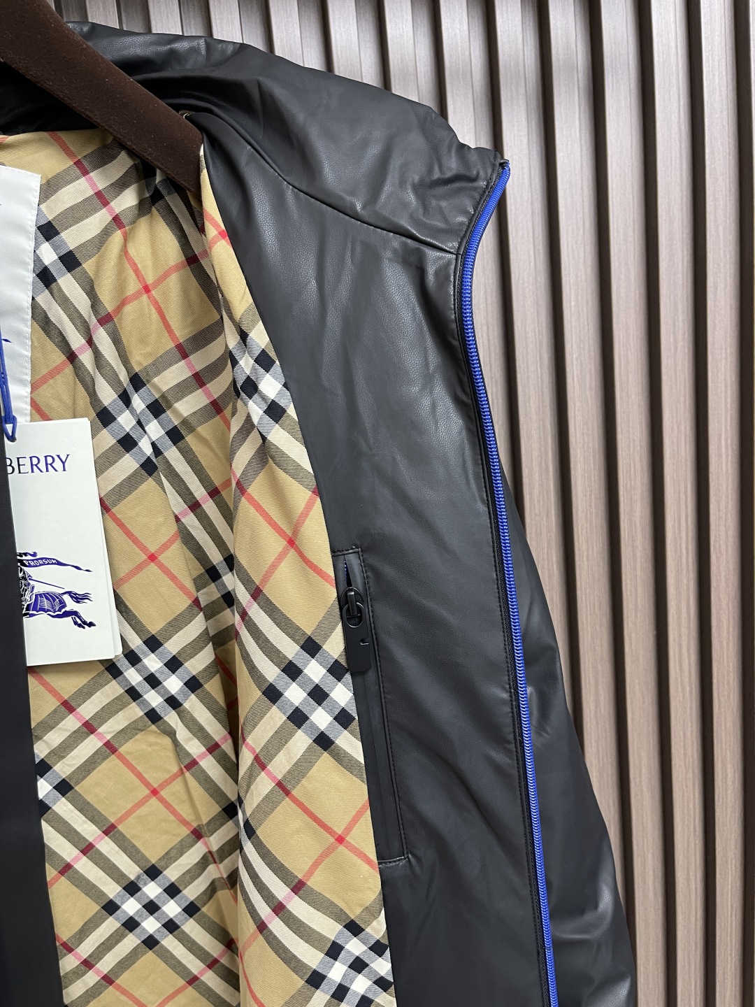 🛒🛒burberry 战马徽标立领羽绒服，适合各种户外活动和日常穿着。 具有良好的透气性和耐磨性，内里填