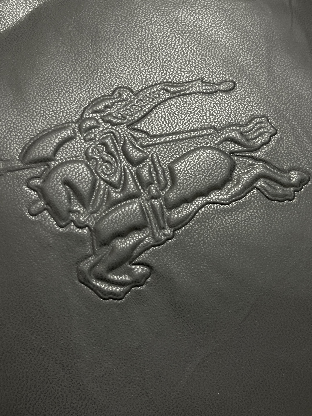 🛒🛒burberry 战马徽标无袖马甲羽绒外套，适合各种户外活动和日常穿着。 具有良好的透气性和耐磨性，