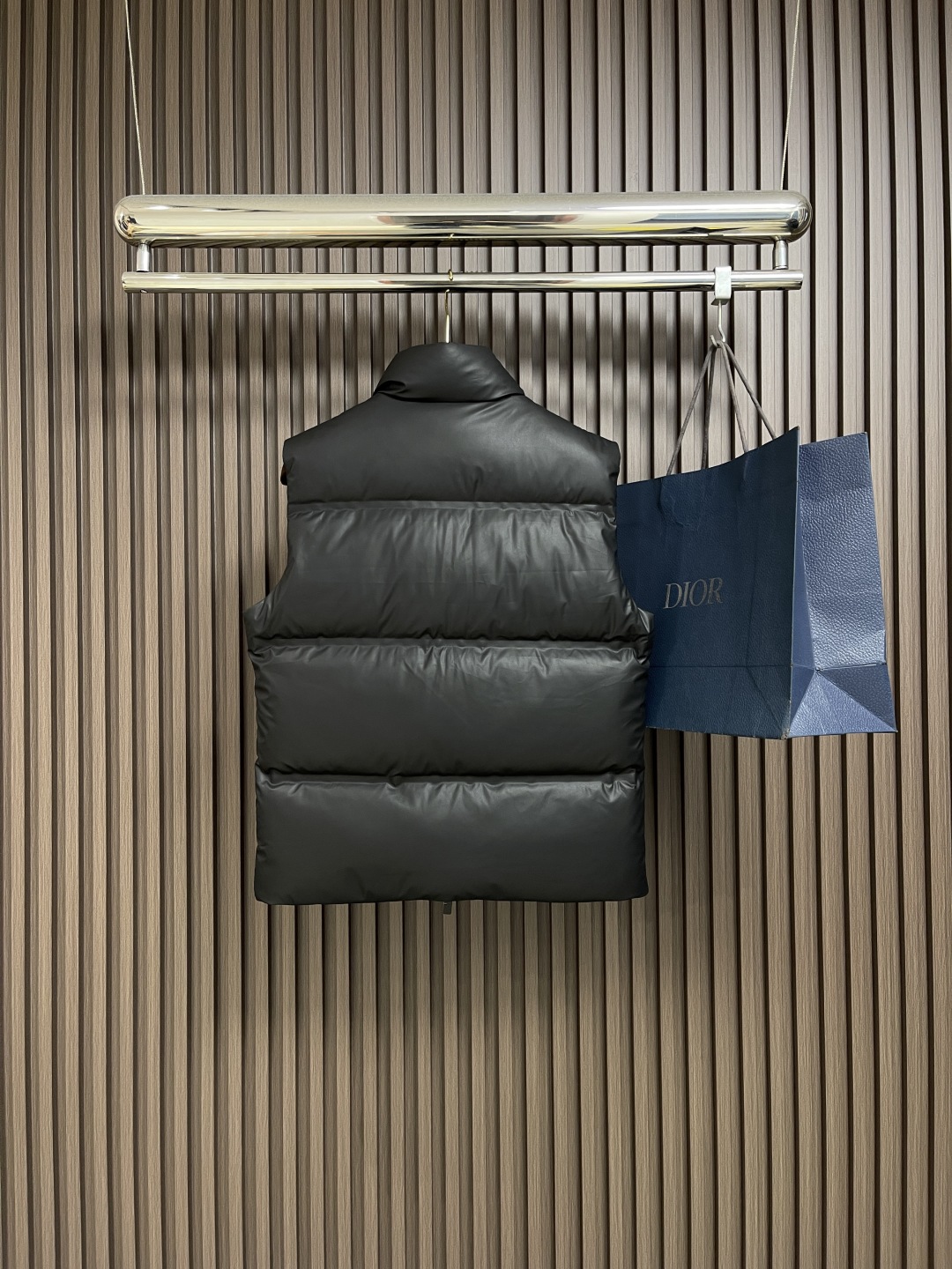 🛒🛒burberry 战马徽标无袖马甲羽绒外套，适合各种户外活动和日常穿着。 具有良好的透气性和耐磨性，