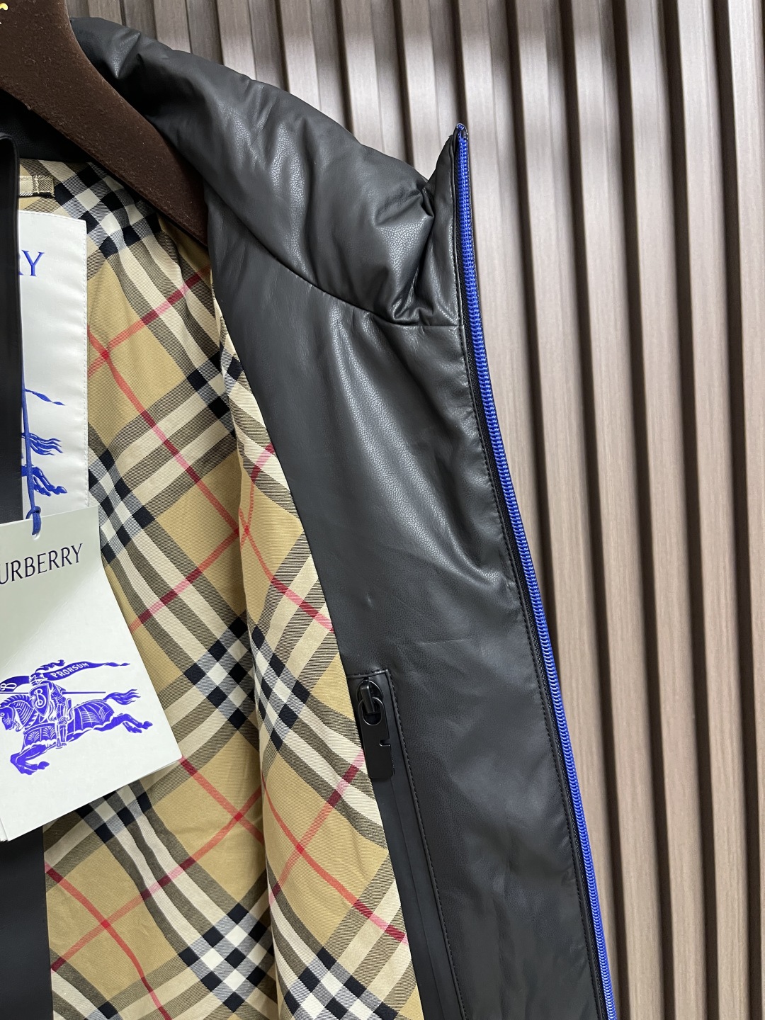 🛒🛒burberry 战马徽标无袖马甲羽绒外套，适合各种户外活动和日常穿着。 具有良好的透气性和耐磨性，