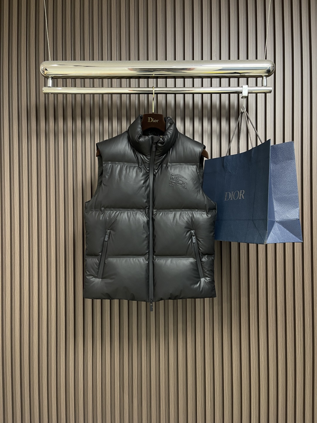 🛒🛒burberry 战马徽标无袖马甲羽绒外套，适合各种户外活动和日常穿着。 具有良好的透气性和耐磨性，