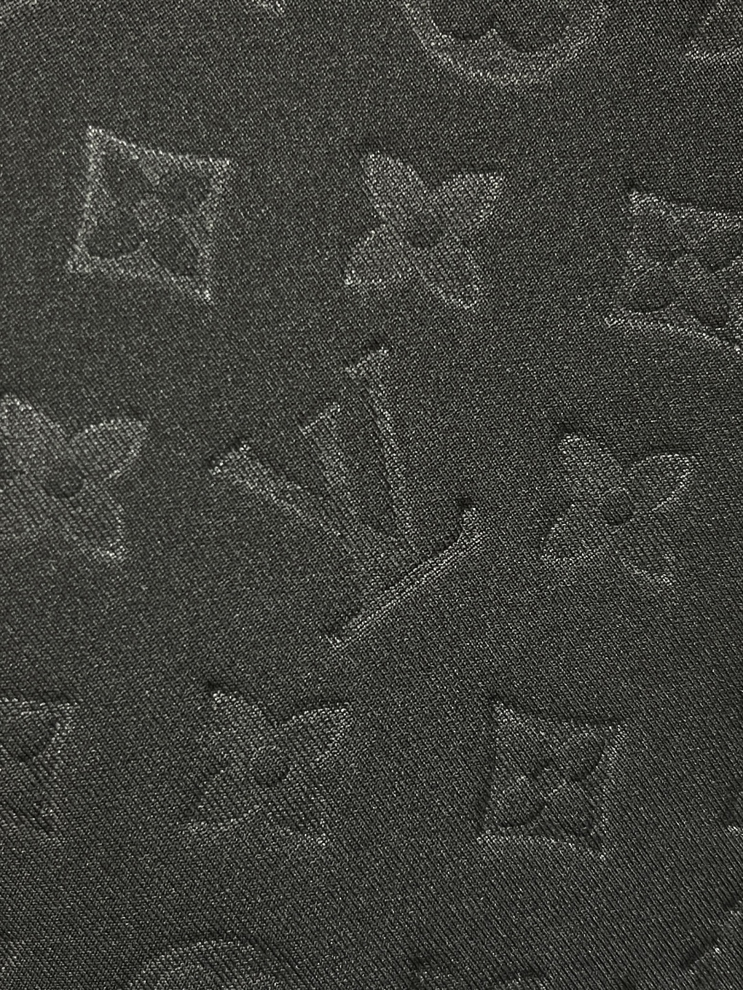 🛒🛒LV 双面背心，拥有轻薄衬垫，以 Monogram绗缝图案和 Damier 提花分饰两面，令换季造型