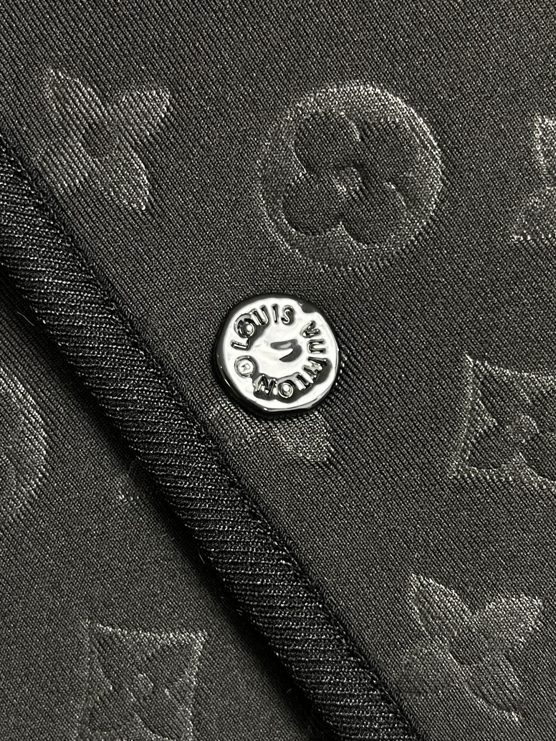 🛒🛒LV 双面背心，拥有轻薄衬垫，以 Monogram绗缝图案和 Damier 提花分饰两面，令换季造型