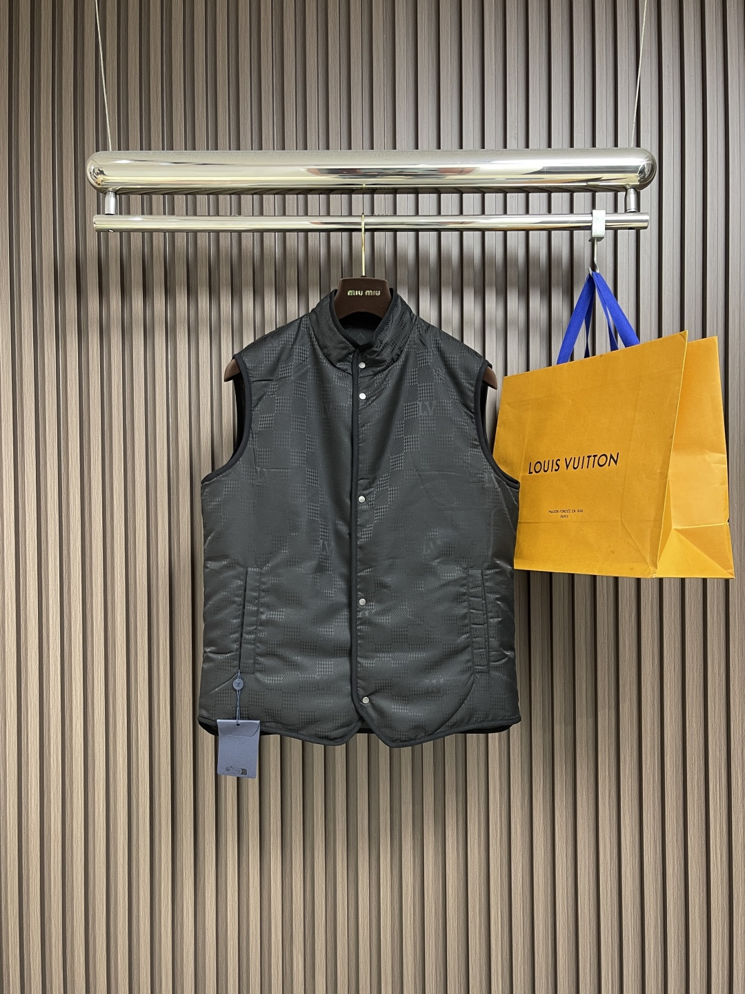 🛒🛒LV 双面背心，拥有轻薄衬垫，以 Monogram绗缝图案和 Damier 提花分饰两面，令换季造型