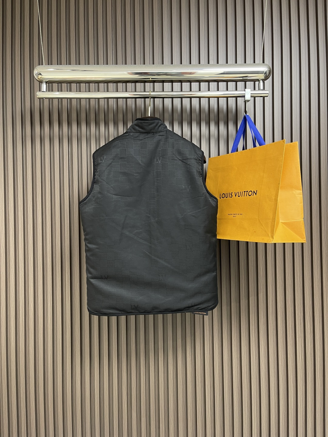 🛒🛒LV 双面背心，拥有轻薄衬垫，以 Monogram绗缝图案和 Damier 提花分饰两面，令换季造型