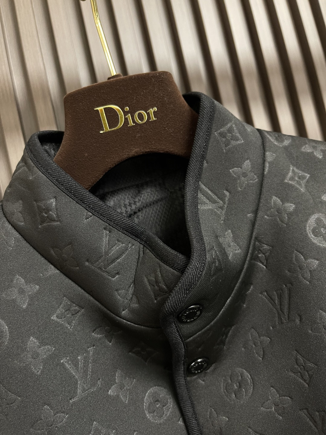 🛒🛒LV 双面背心，拥有轻薄衬垫，以 Monogram绗缝图案和 Damier 提花分饰两面，令换季造型