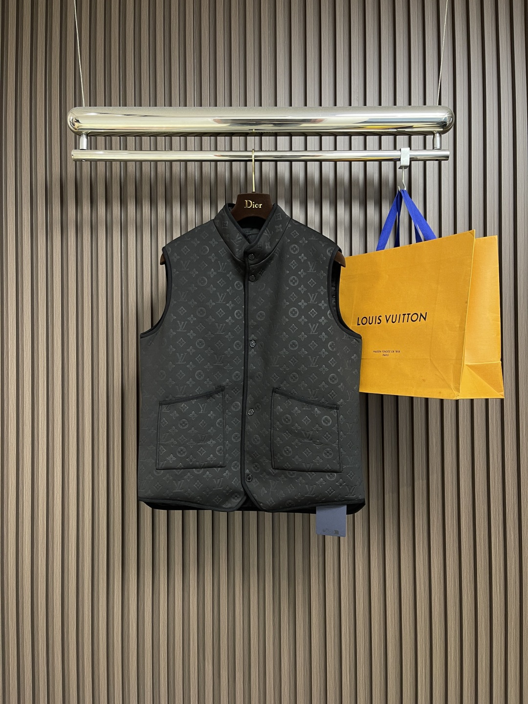 NO:524710,LV double-sided vest with light and light padding, with Monogram quilted pattern and Damier jacquard, making the seasonal style reveal a classic meaning, suitable for both inside and outside. Snap the front closure, Monogram is equipped with patch pockets, and Damier is equipped with mesh bags on the other side. Size 48-56,,louis vuitton,alexander wang19860909LV 双面背心,拥有轻薄衬垫,以 Monogram绗缝图案和 Damier 提花分饰两面,令换季造型流露经典意蕴,内搭外穿皆宜.按扣前襟,Monogram 一面配有贴袋,Damier一面配有网袋.尺码48-56,,louis vuitton,alexander wang,Men's clothing