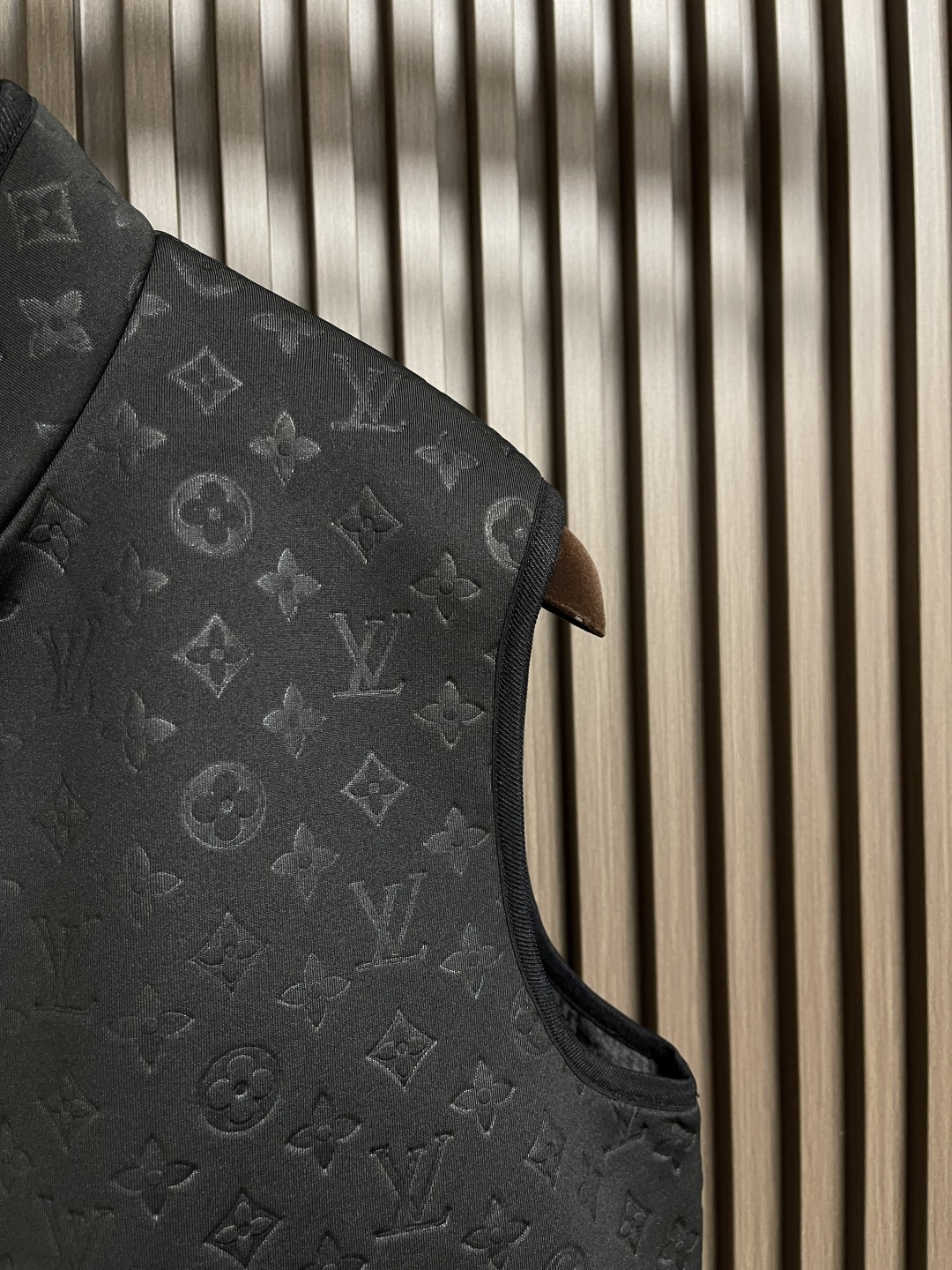 🛒🛒LV 双面背心，拥有轻薄衬垫，以 Monogram绗缝图案和 Damier 提花分饰两面，令换季造型