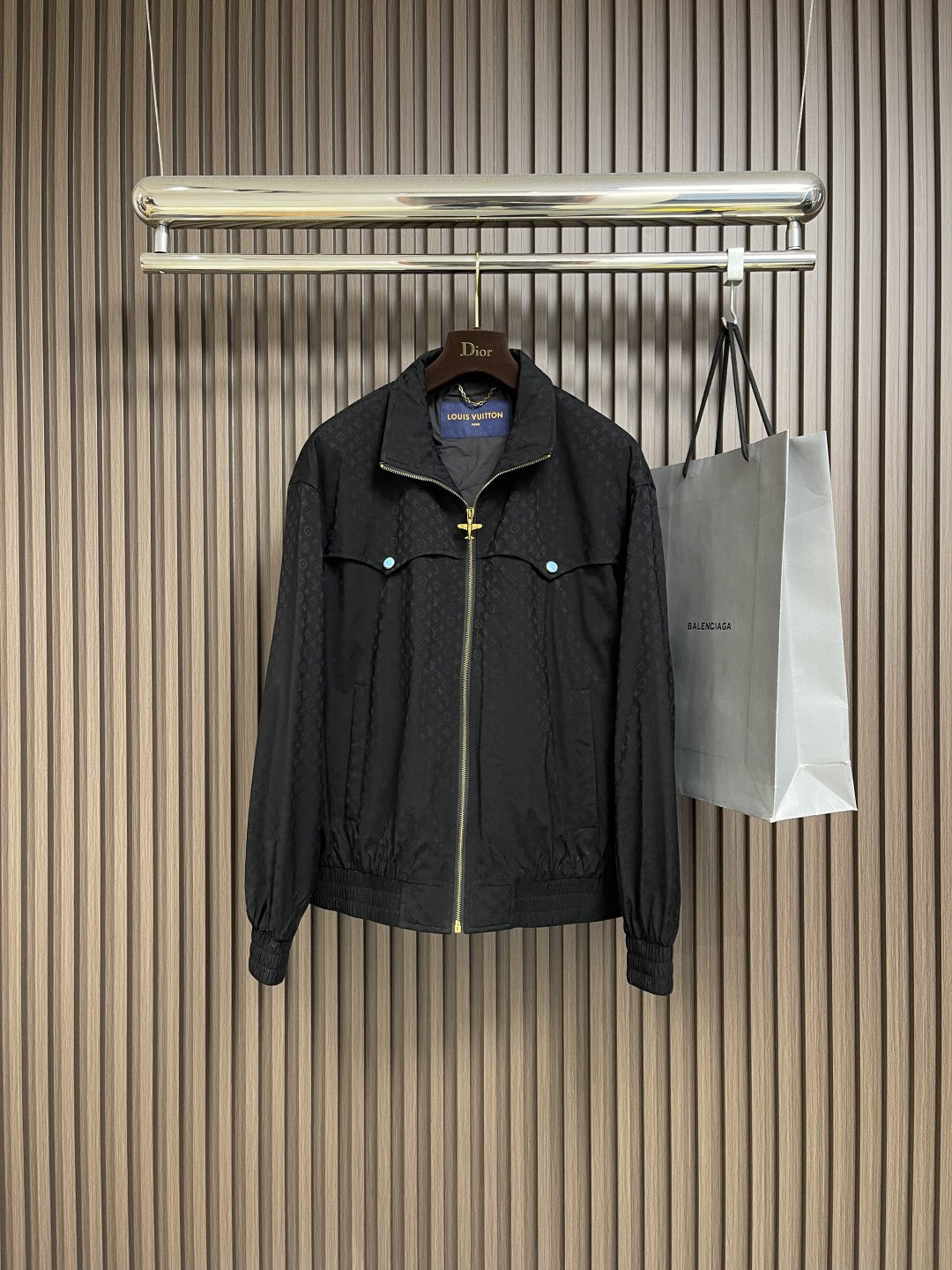 NO:525749,LV ss new turquoise quilted printed loose jacket, loose style design, comfortable and comfortable to wear, not picky about the figure, and also creates a casual and casual sense of fashion. Color and printing  The classic black is the background, and the whole body is quilted with LV's iconic Monogram pattern, which shows the brand recognition in a low-key manner. Although the patterns are dense, they present a layered visual effect through clever dark and light tones. The front is equipped with a gold metal zipper, and the gold zipper forms a sharp contrast with the black fabric, adding a sense of luxury, the zipper is smoothly zipped and durable. The zipper head may have a brand identity, and the details highlight the brand identity. There are two turquoise buttons on the chest of the jacket, which are fresh and eye-catching, adding a bright color and a unique decorative feeling to the overall black-toned jacket. The button edges are gold.  The color edging echoes the color of the zipper, and may be engraved with LV brand letters on it, which is very exquisite. For the stand-up collar design, the stand-up collar has a moderate height, which can well modify the neck lines, making it look capable and neat when worn, and at the same time plays a windproof and warm to a certain extent. The cuffs and hem are designed with ribs. The ribs have good elasticity, which not only effectively prevents cold air from pouring in, but also makes the dress fit more in the body and maintains the neat sense of the overall shape. The main material is made of cotton, and the cotton fabric is skin-friendly and breathable, comfortable to wear, and has a certain degree of clarity, which can maintain the loose fit of the jacket. Size 48-56,,louis  vuitton,jackets & coats,jackets & coats,alexander wang19860909LV ss新款绿松石绗满印花宽松外套夹克,宽松的版型设计,穿着舒适自在,不挑身材,同时也能营造出休闲随性的时尚感.颜色与印花 以经典黑色为底色,全身绗缝满LV标志性的Monogram图案,低调中彰显品牌辨识度.图案虽然密集,但通过巧妙的深浅色调处理,呈现出富有层次感的视觉效果.正面配备一条金色金属拉链,金色的拉链与黑色的面料形成鲜明对比,增添了奢华感,拉链拉合顺畅,耐用性佳.拉链头可能带有品牌标识,细节处凸显品牌身份.在外套胸部位置设有两颗绿松石色的纽扣,颜色清新亮眼,为整体黑色调的外套增添了一抹亮色和独特的装饰感.纽扣边缘带有金色镶边,与拉链颜色呼应,且上面可能刻有LV的品牌字母,精致感十足.为立领设计,立领的高度适中,能够很好地修饰颈部线条,穿着时显得干练利落,同时在一定程度上起到防风保暖的作用.袖口与下摆处均采用了罗纹设计,罗纹具有良好的弹性,不仅可以有效防止冷风灌入,还能使穿着更加贴合身形,保持整体造型的利落感.主料采用棉材质,棉质面料亲肤透气,穿着舒适,且具有一定的挺括性,能够保持外套的宽松版型.尺码48-56,,louis vuitton,jackets & coats,jackets & coats,alexander wang,Men's clothing