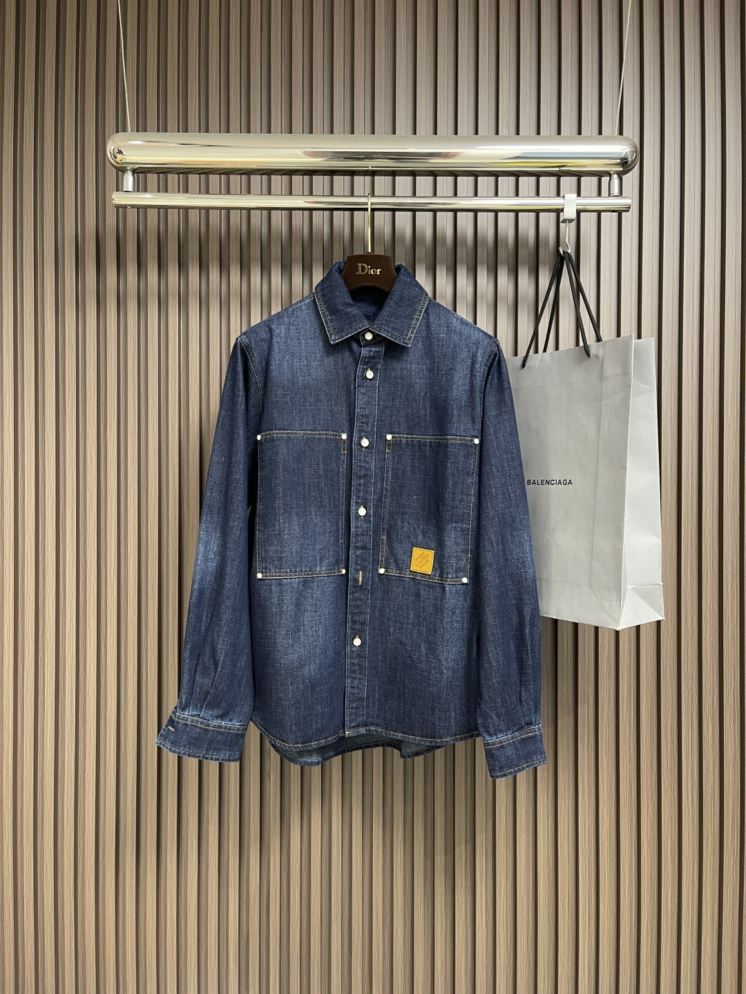 NO:524700,Top Jeans P LV Denim Denim Jacket Jeans Set, this workwear is made of cotton denim to create a loose silhouette, and appears in the spring and summer show with sun fading effect. The left chest pocket embellishes Marque LVuitton Deposee suede patch, pearlescent buttons and studs show elegant atmosphere, which is suitable for the same style. Size S-XL,,louis vuitton, jeans, jackets & coats,alexander wang19860909上衣 牛仔裤P LV 丹宁牛仔外套牛仔裤套装,本款工装村衫采用棉质丹宁布塑造宽松廓形,以日晒褪色效果亮相春夏秀场.左侧胸袋点缀 Marque LVuitton Deposee绒面贴饰,珠光纽扣和饰钉彰显雅致气息,与同款搭配相宜.尺码S-XL,,louis vuitton,jeans,jackets & coats,alexander wang,Men's clothing