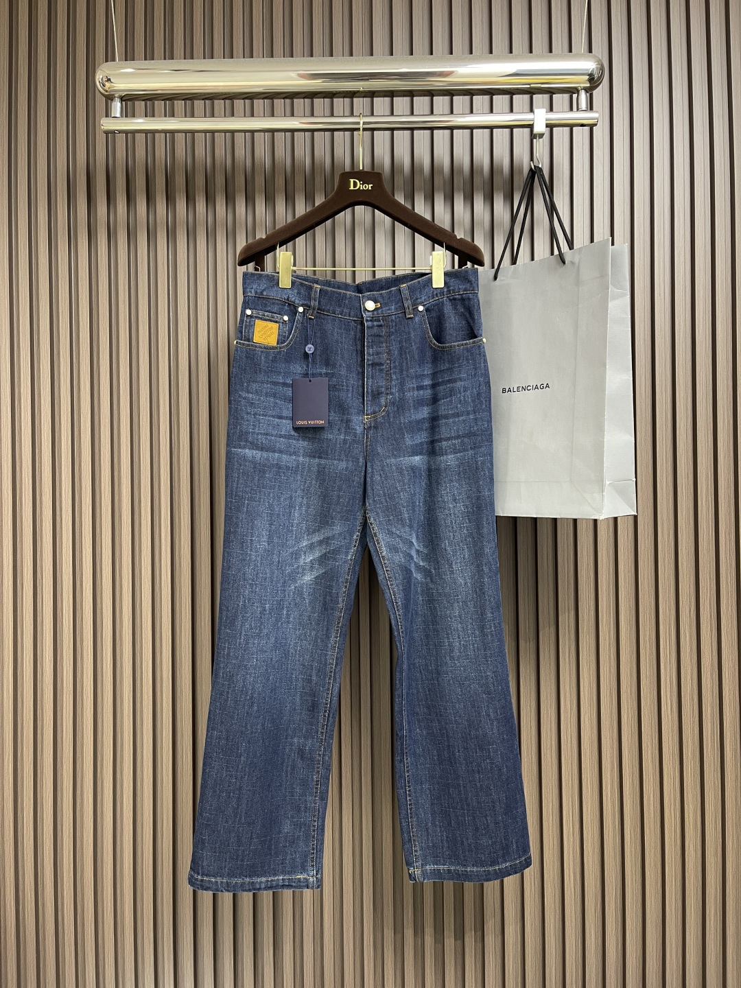 NO:525759,Top Jeans P LV Denim Denim Jacket Jeans Set, this workwear is made of cotton denim to create a loose silhouette, and appears in the spring and summer show with sun fading effect. The left chest pocket embellishes Marque LVuitton Deposee suede patch, pearlescent buttons and studs show elegant atmosphere, which is suitable for the same style. Size S-XL,,louis vuitton, jeans, jackets & coats,alexander wang19860909上衣 牛仔裤P LV 丹宁牛仔外套牛仔裤套装,本款工装村衫采用棉质丹宁布塑造宽松廓形,以日晒褪色效果亮相春夏秀场.左侧胸袋点缀 Marque LVuitton Deposee绒面贴饰,珠光纽扣和饰钉彰显雅致气息,与同款搭配相宜.尺码S-XL,,louis vuitton,jeans,jackets & coats,alexander wang,Men's clothing