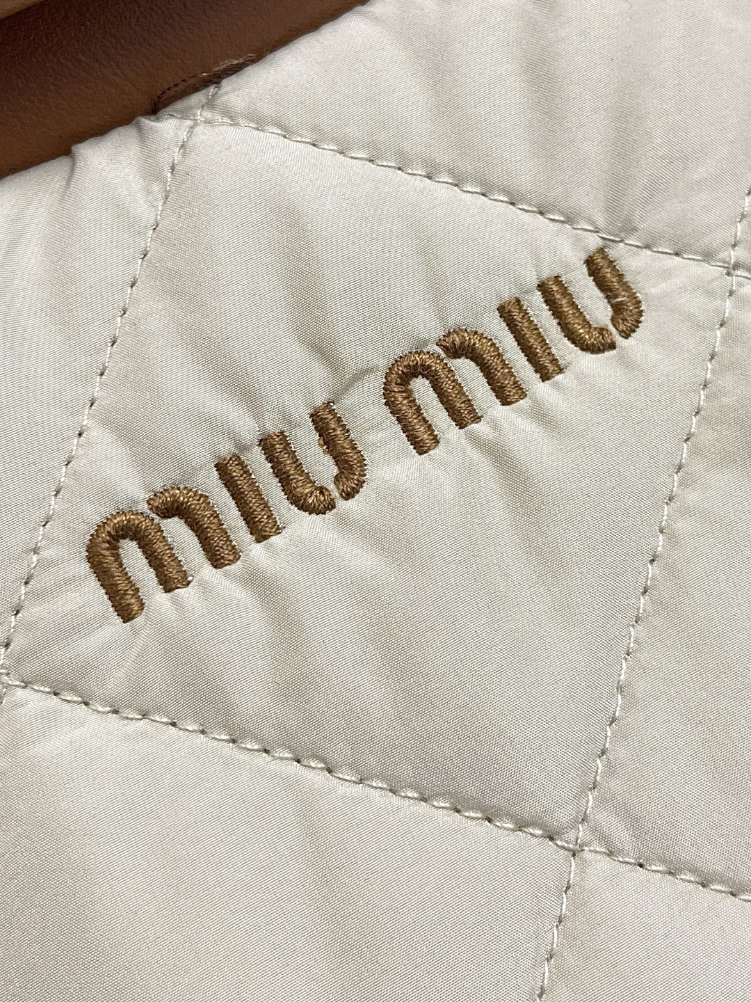 🛒🛒MIUMIU 2025SS新品菱格翻领棉服，定制YB进口防风防水尼龙材质 其工艺还原 升级材质 提升
