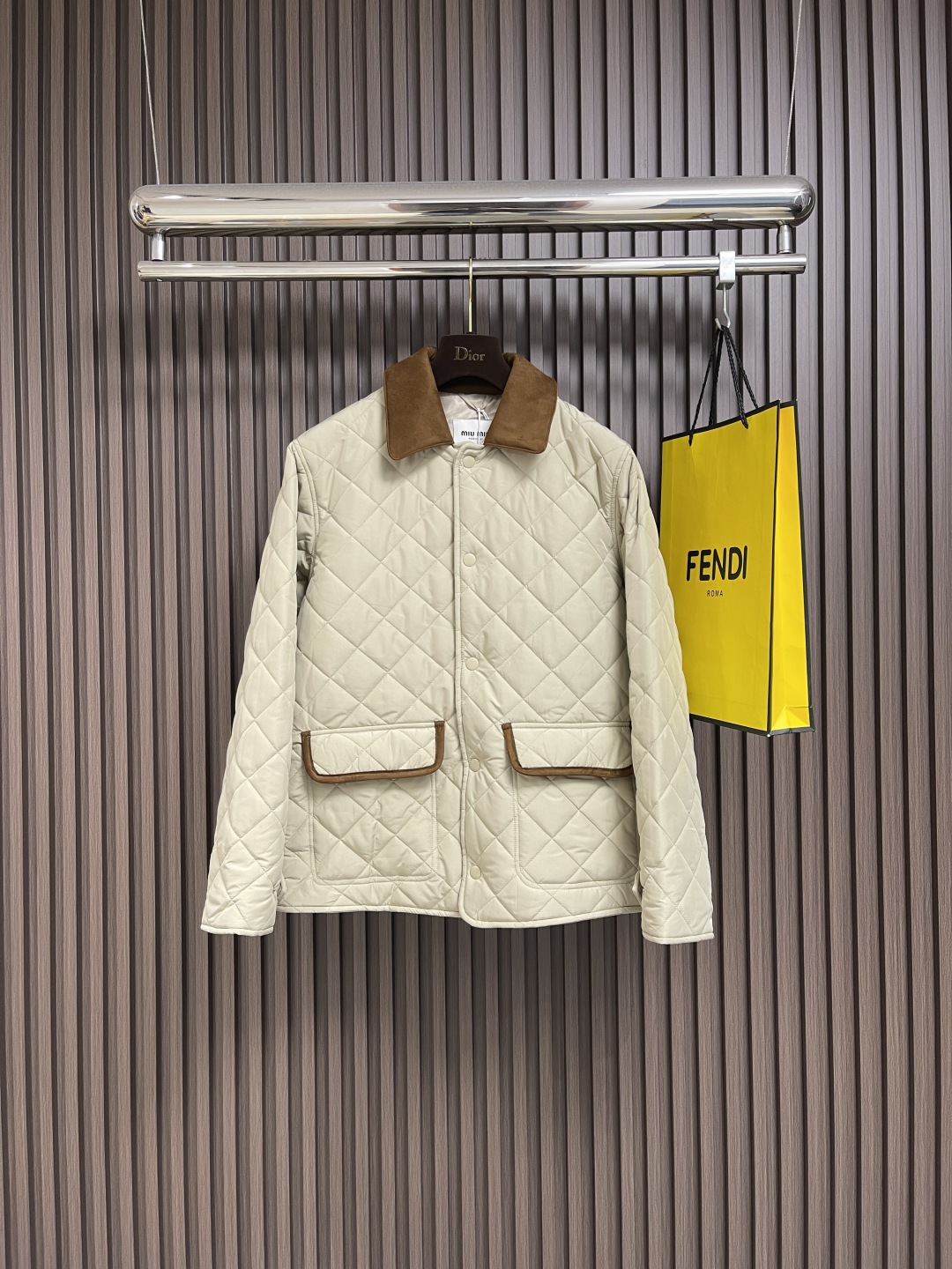 🛒🛒MIUMIU 2025SS新品菱格翻领棉服，定制YB进口防风防水尼龙材质 其工艺还原 升级材质 提升