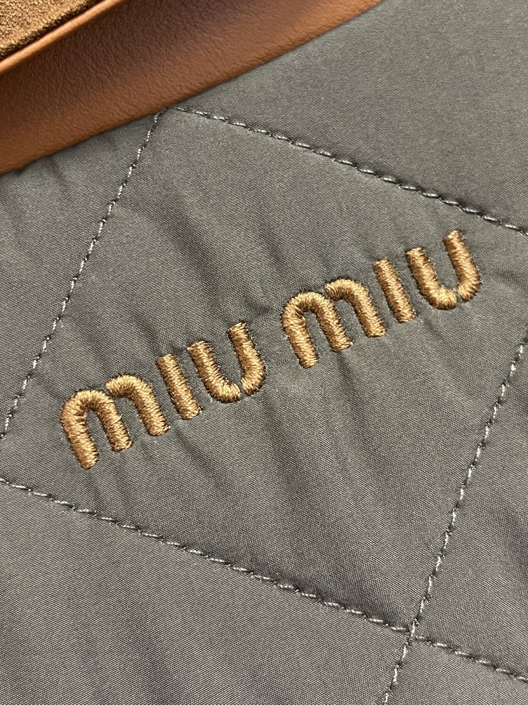 🛒🛒MIUMIU 2025SS新品菱格翻领棉服，定制YB进口防风防水尼龙材质 其工艺还原 升级材质 提升