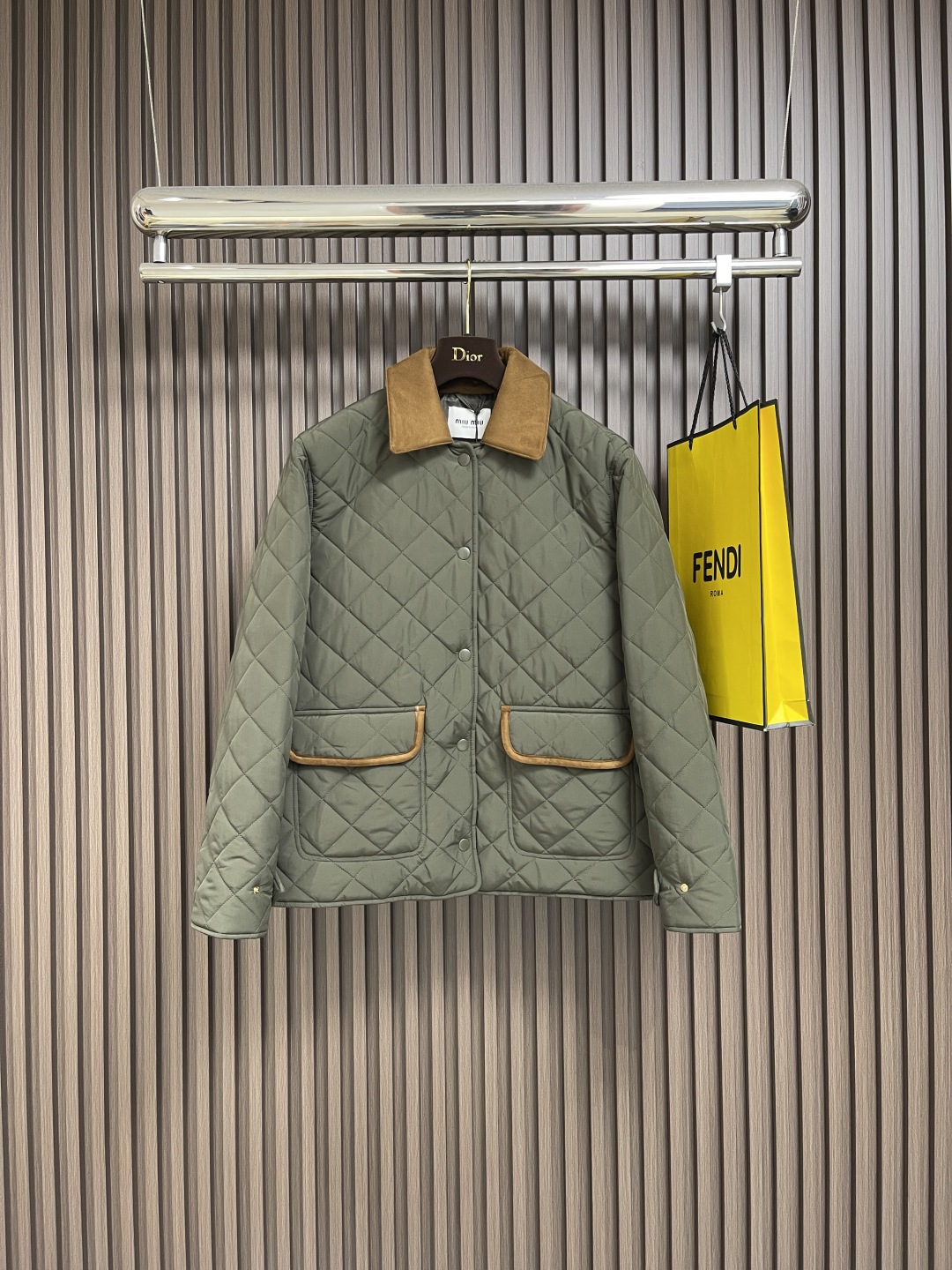 🛒🛒MIUMIU 2025SS新品菱格翻领棉服，定制YB进口防风防水尼龙材质 其工艺还原 升级材质 提升
