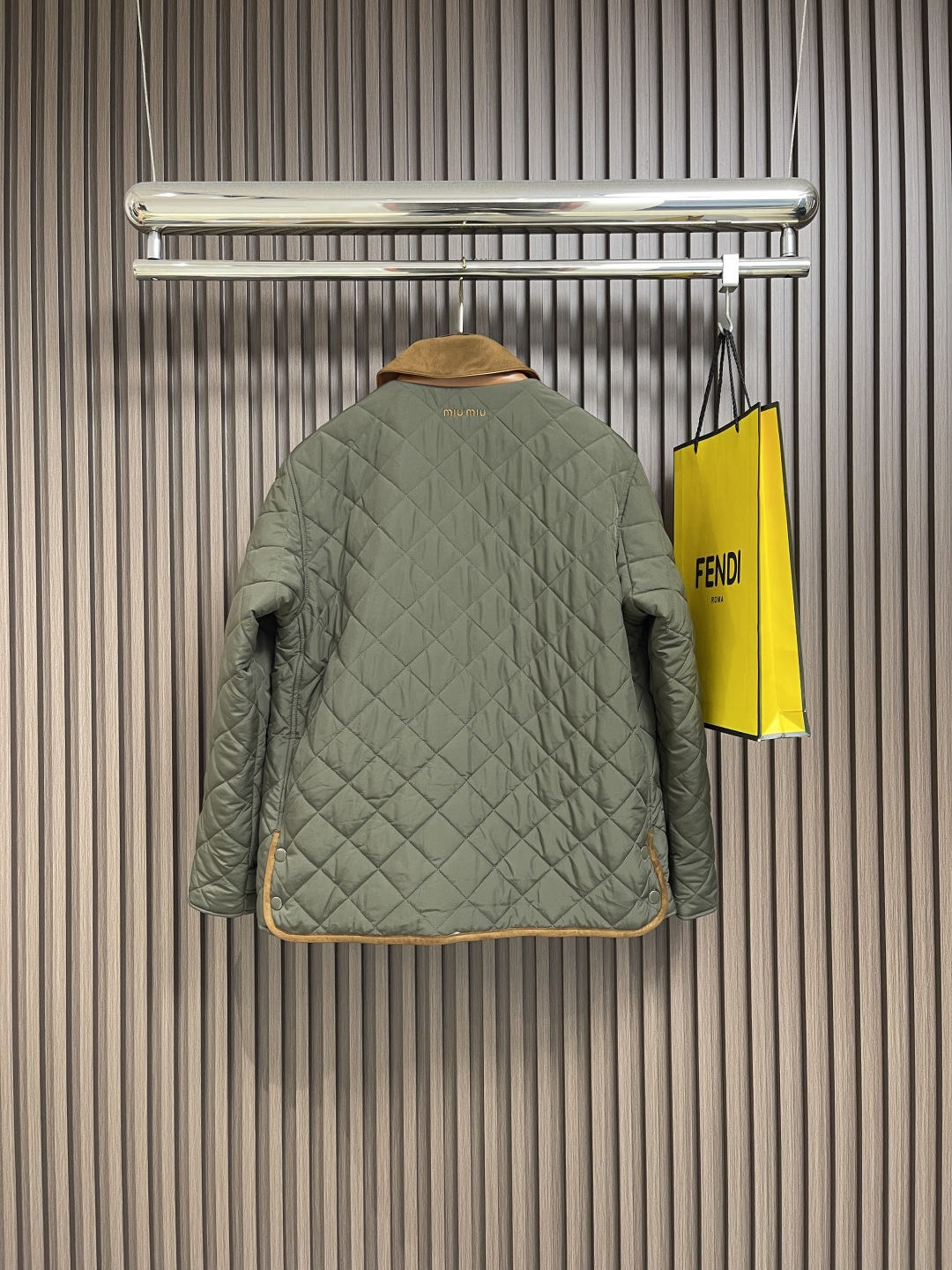 🛒🛒MIUMIU 2025SS新品菱格翻领棉服，定制YB进口防风防水尼龙材质 其工艺还原 升级材质 提升