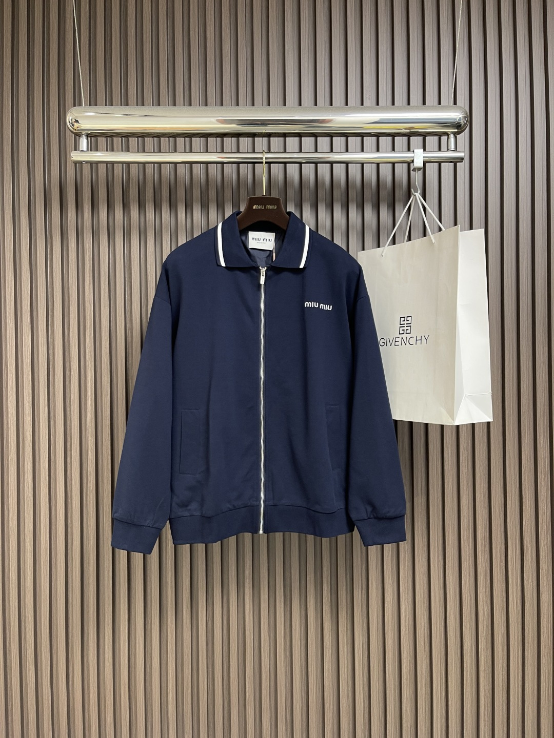 NO:572220,MIUMIU  Composite pique lapel zipper jacket, made of 260g double pure cotton pique composite fabric, and the bottom is made of 26-count super cool cotton composite base. The combined weight of the two fabrics is about 420g. The inner lining fabric is made of 100-count rayon fabric, which is warm and not close-fitting to the upper body. The embroidery uses 3D three-dimensional embroidery, and the number of embroidery needles is about 1600. High-density embroidery can  To present a three-dimensional effect. The zipper is electroplated in bright silver color, and the zipper is a No. 5 electroplated zipper with the brand logo engraved on the surface. The pull teeth are made of original customized European teeth. The overall wiring is straight and delicate, the fabric is comfortable and soft, and the color is consistent without color difference. It can be matched with the same style to create a fashionable look and control various occasions. Customized accessories, complete three standards, the same style for men and women!  Size S-M-L,,miumiu,jackets & coats,alexander wang19860909MIUMIU 复合珠地翻领拉链外套,采用260克双纯棉珠地复合面料,底部采用26支超爽棉复合打底.两种面料复合后大约为420克.内衬里面料采用人棉100支面料,上身效果保暖不贴身.刺绣采用3D立体刺绣,刺绣针数约为1600针.高密度刺绣可以呈现出立体效果.拉链采用电镀亮白银颜色,拉链采用5号电镀拉链,面上刻有品牌标识.拉牙采用原版定制欧款牙.整体走线平直细腻,面料舒适柔软,颜色一致无色差,能与同款搭配营造时尚造型,驾驭各种场合,定制辅料,三标齐全,男女同款！尺码S-M-L,,miumiu,jackets & coats,alexander wang,Men's clothing