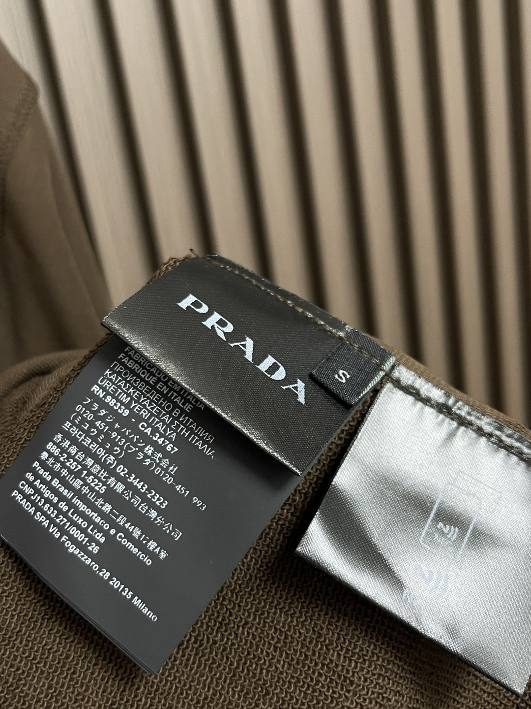 🛒🛒PRADA 棉质抓绒Polo衫，极简主义与运动风格相结合，造就此款Polo衫的现代精致设计。此款棉质
