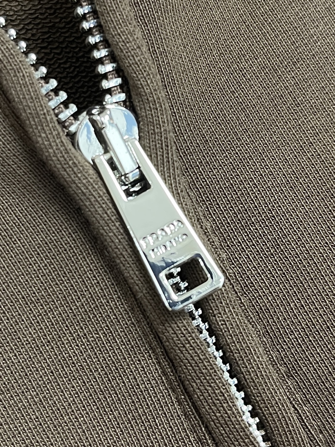 🛒🛒PRADA 棉质抓绒Polo衫，极简主义与运动风格相结合，造就此款Polo衫的现代精致设计。此款棉质