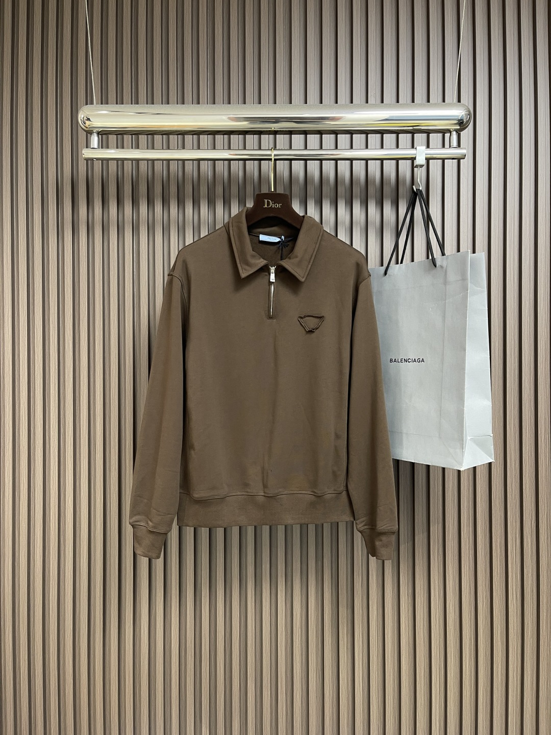 NO:525748,PRADA cotton fleece Polo shirt, combining minimalism with sporty style, creates a modern and refined design of this Polo shirt. This cotton fleece is decorated with a triangle logo in the same color. Rib knitted cuffs and bottom edge, semi-zipper closure, fabric triangle logo. Size S-XL, prada, alexander wang19860909PRADA 棉质抓绒Polo衫,极简主义与运动风格相结合,造就此款Polo衫的现代精致设计.此款棉质抓绒衣饰有同色三角形徽标.罗纹针织袖口与底边,半拉链开合,织物三角形徽标.尺码S-XL,,prada,alexander wang,Men's clothing