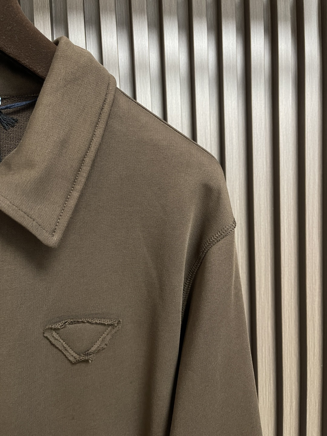 🛒🛒PRADA 棉质抓绒Polo衫，极简主义与运动风格相结合，造就此款Polo衫的现代精致设计。此款棉质