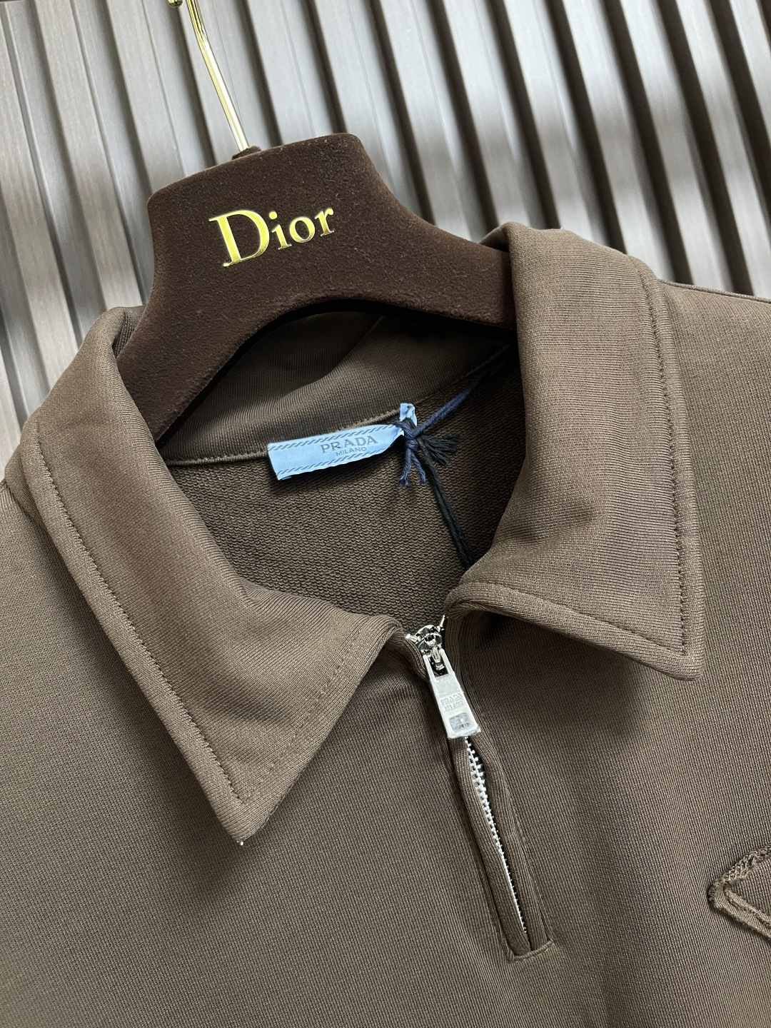 🛒🛒PRADA 棉质抓绒Polo衫，极简主义与运动风格相结合，造就此款Polo衫的现代精致设计。此款棉质