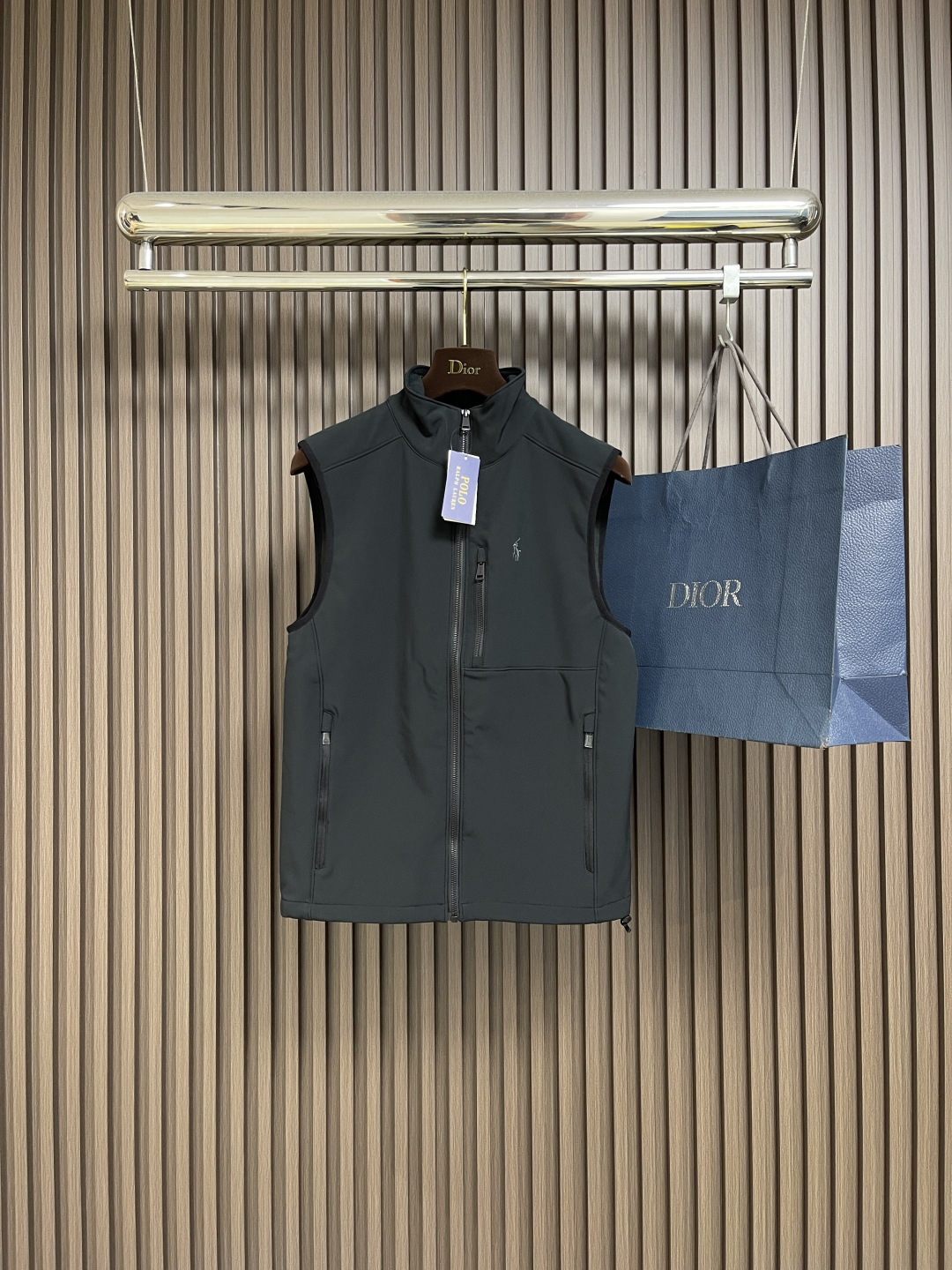 NO:524713,Rah Lauren Technology fabric solid color Logo embroidered zippered stand-up vest, technology fabric stand-up vest zippered cardigan, inner fleece cotton fabric, regular style, same style for men and women, so sophisticated high-end texture. Size XS-XXL,,alexander wang19860909Rah Lauren拉夫 科技面料纯色Logo刺绣拉链立领马甲,科技面料立领马甲拉链开衫,内里采用抓绒棉质面料,常规版型 男女同款,精工制作高级质感.尺码XS-XXL,,alexander wang,Men's clothing