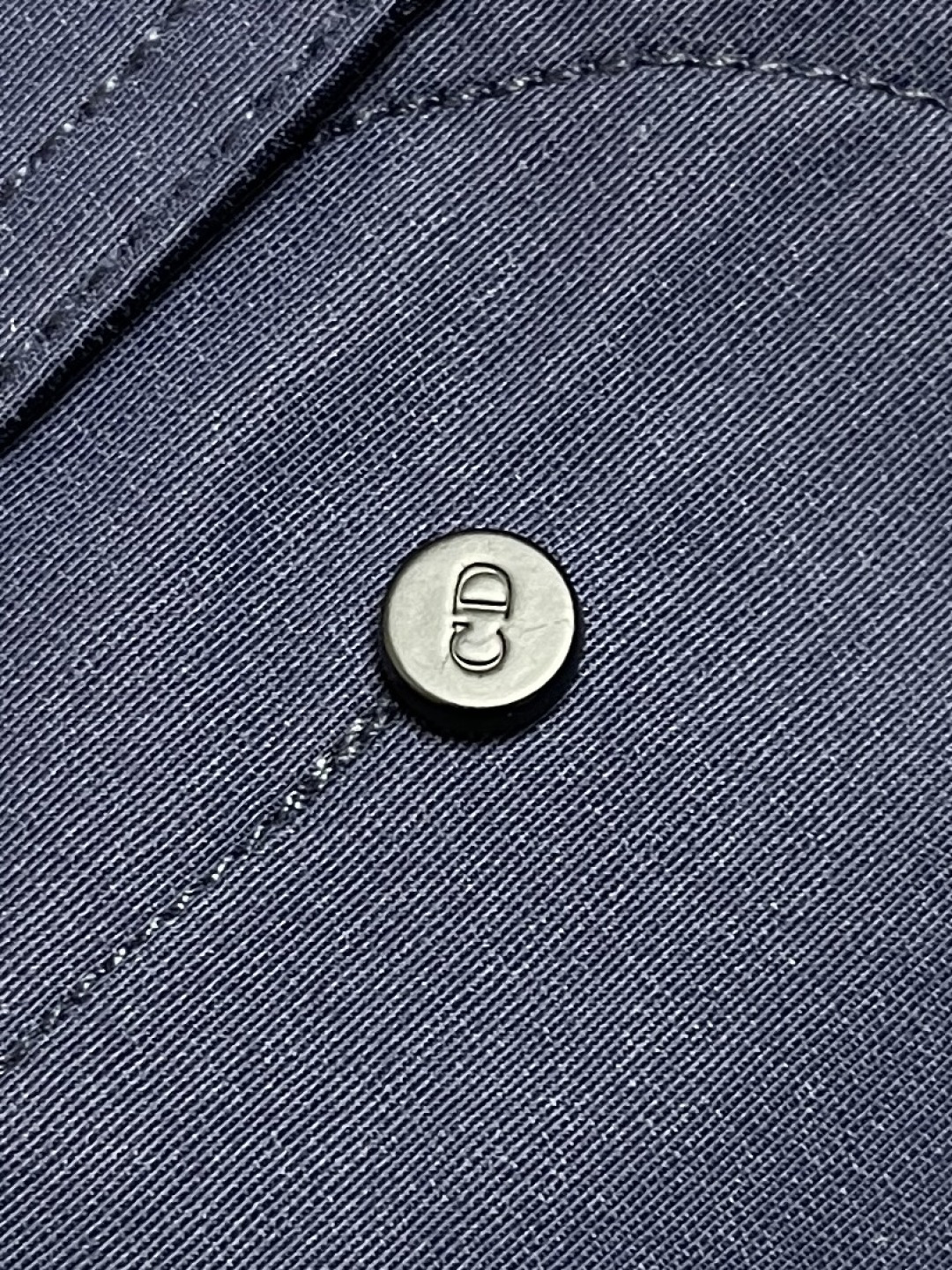 🛒🛒Dior 2025ss新款工装裤，重新诠释运动风格经典标识，彰显 的高订精神。采用海军蓝色棉质混纺粗