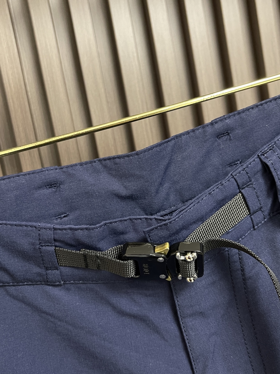 🛒🛒Dior 2025ss新款工装裤，重新诠释运动风格经典标识，彰显 的高订精神。采用海军蓝色棉质混纺粗