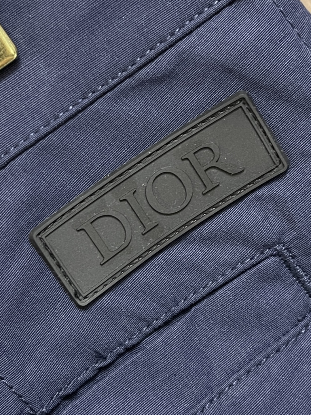 🛒🛒Dior 2025ss新款工装裤，重新诠释运动风格经典标识，彰显 的高订精神。采用海军蓝色棉质混纺粗