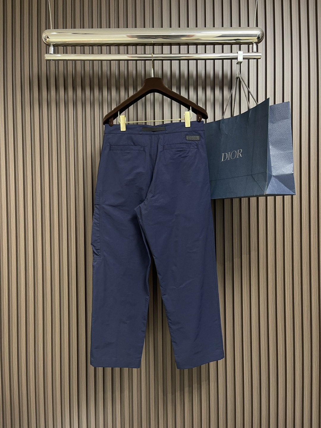 🛒🛒Dior 2025ss新款工装裤，重新诠释运动风格经典标识，彰显 的高订精神。采用海军蓝色棉质混纺粗